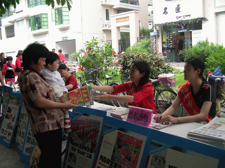 市直机关团组织深入开展学雷锋系列活动1