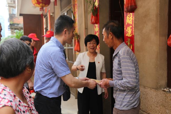 慰问贫困户、困难党员2