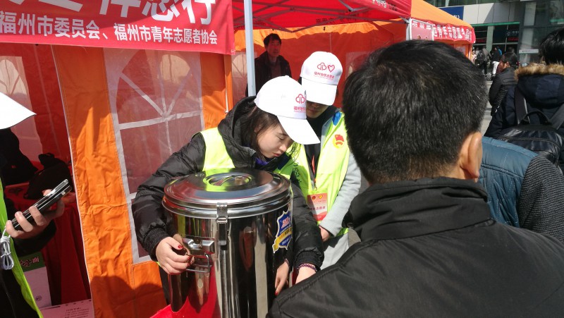 01市直机关工委青年志愿者为旅客送上姜茶