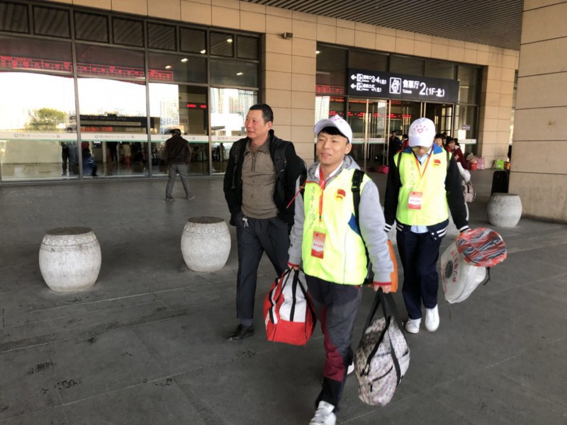 03福建国电风力发电有限公司青年志愿者为旅客搬运行李