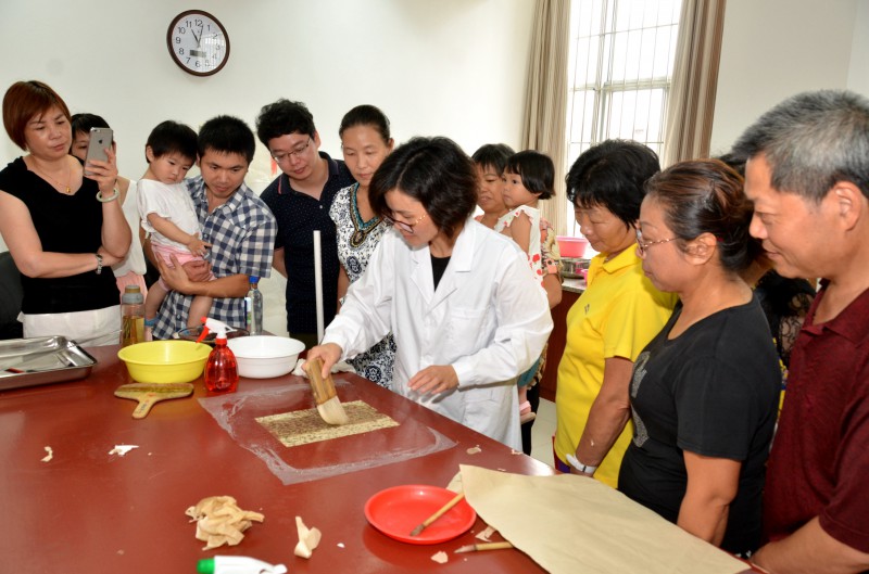 市民群众参观市档案馆裱褙室