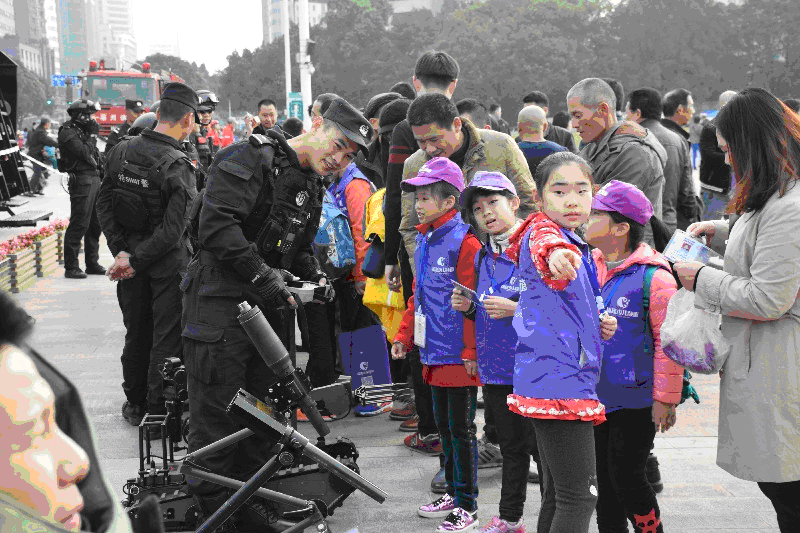 “110宣传日”五一广场展特警力量