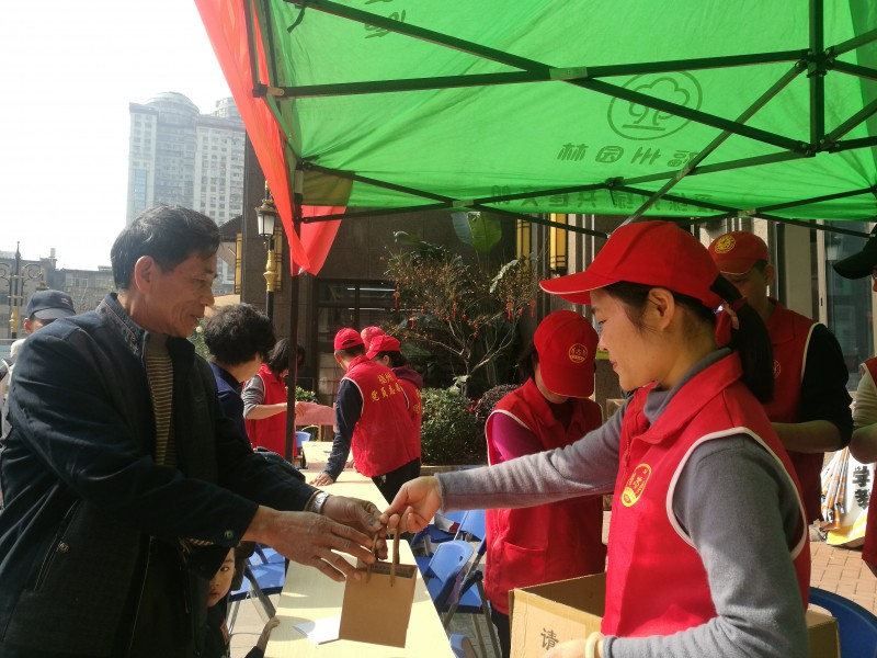 居民填好答卷后领取一个小盆栽