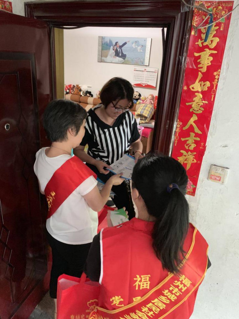 市城乡居民社会养老保险中心党员志愿者上门宣传垃圾分类知识