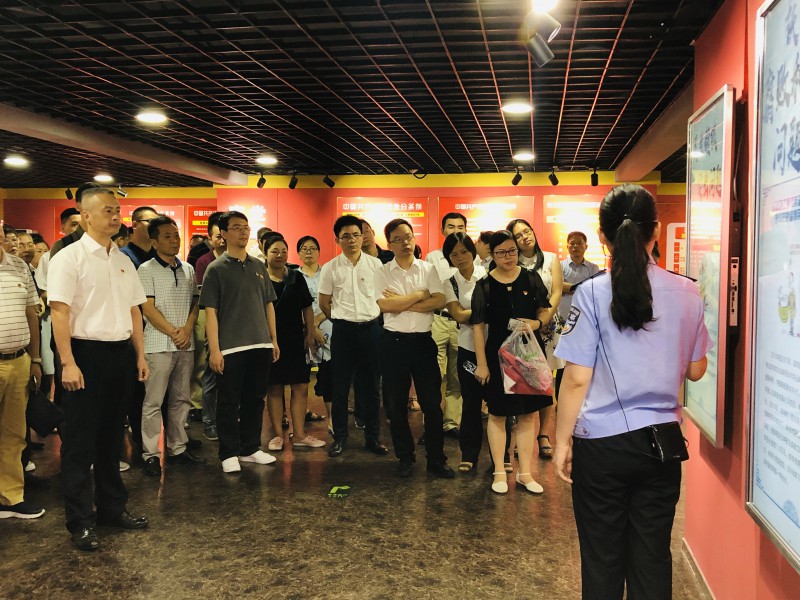 参观警示教育展