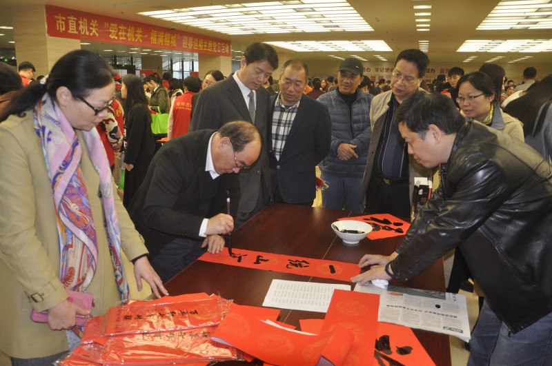 党员自发写春联