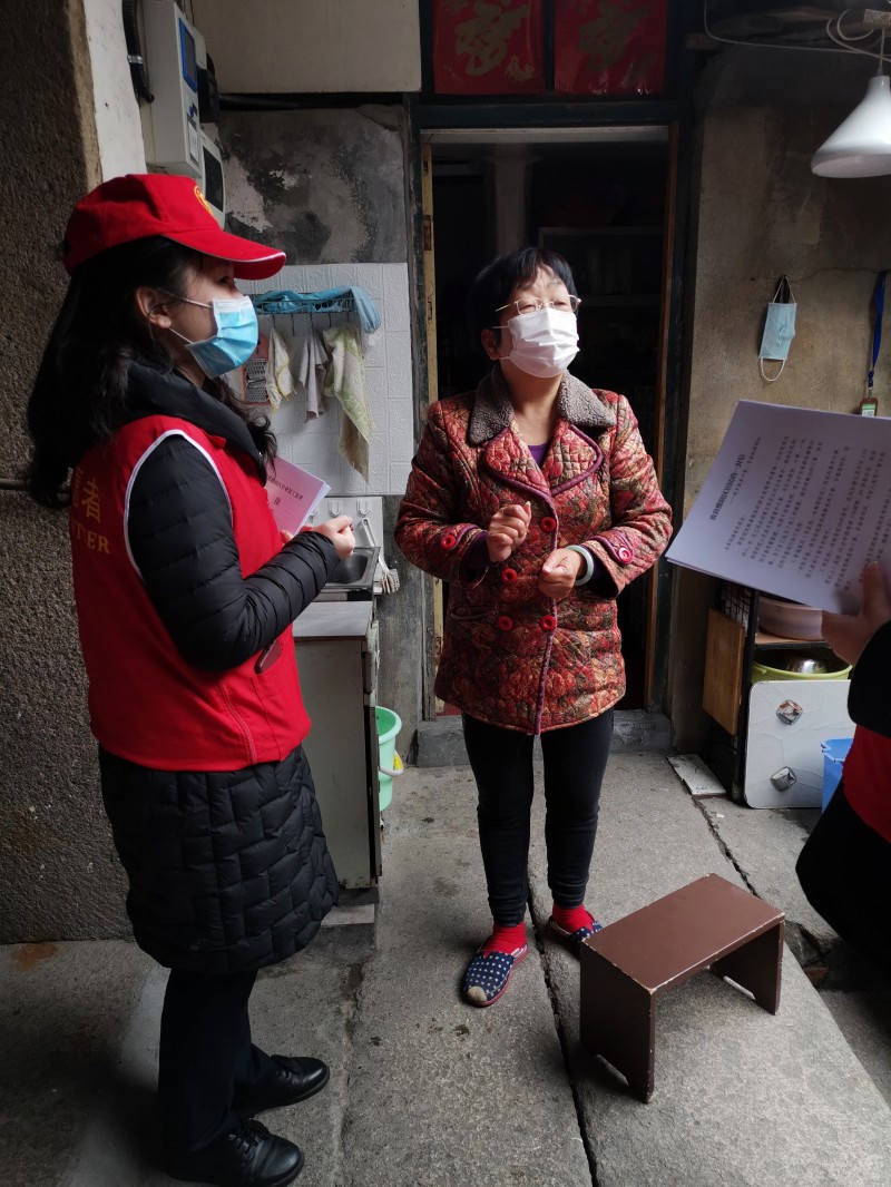 志愿者们向社区住户宣传防疫知识1