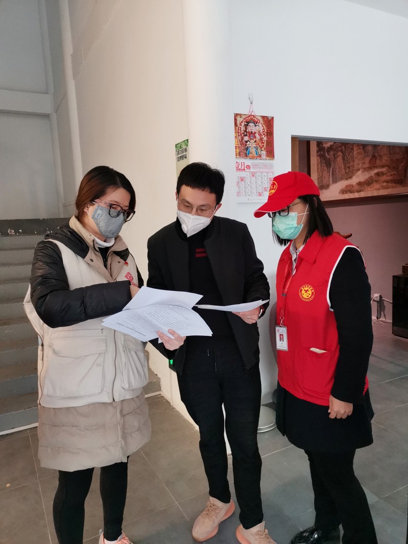 志愿者们向商户宣传防疫知识2