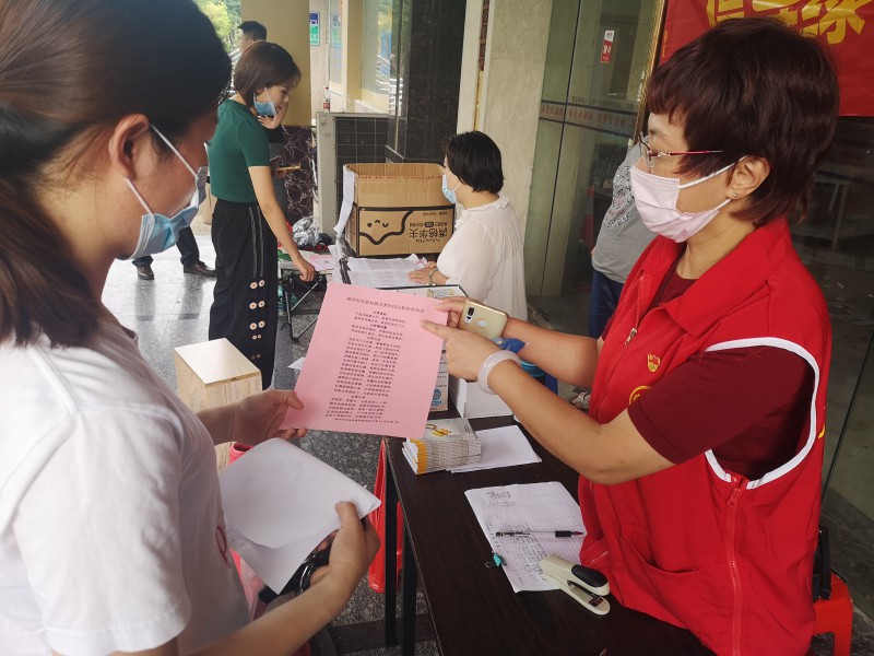 发放《福州市生活垃圾分类市民应知应会知识》