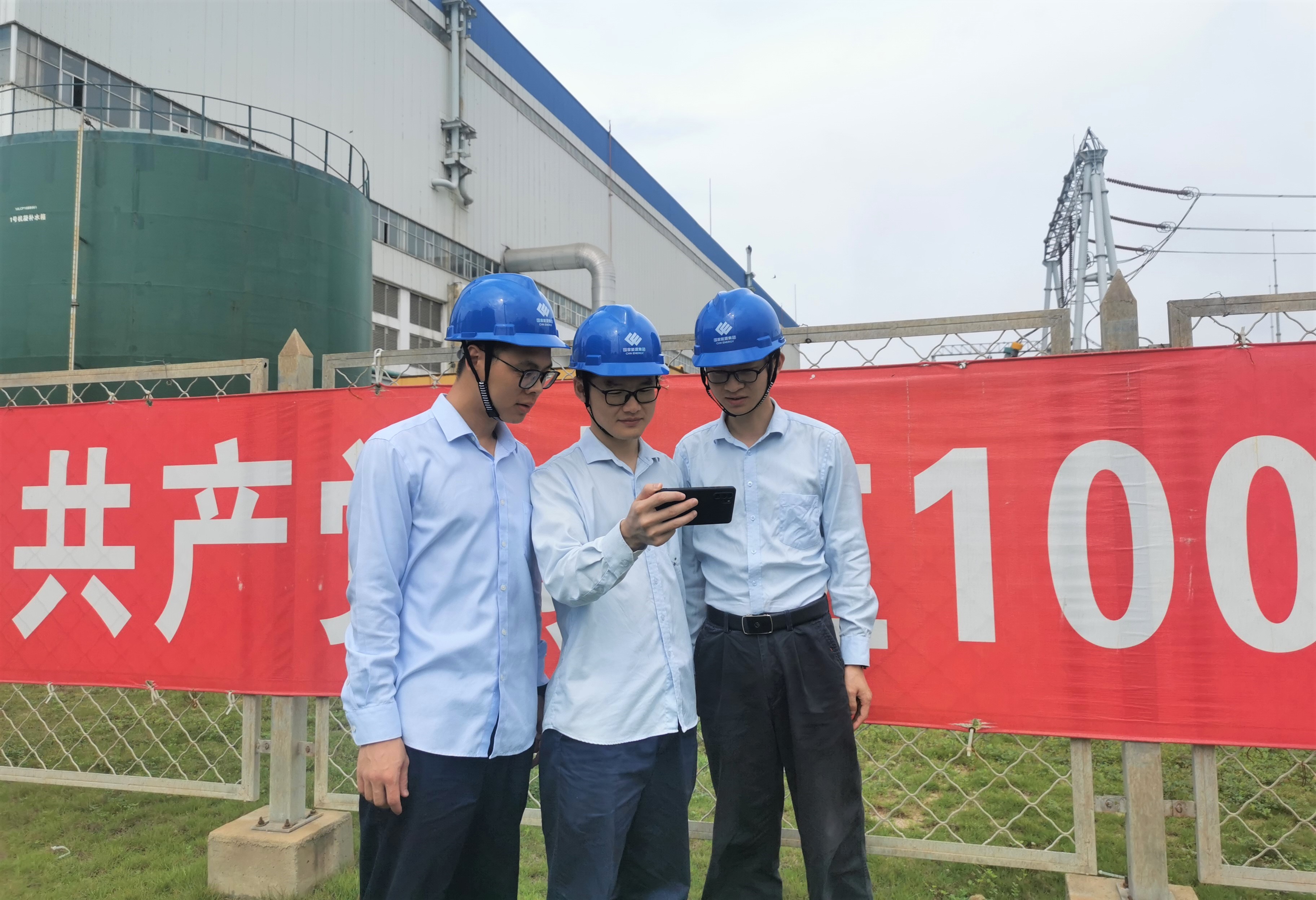 图为党员干部观看建党100周年庆祝大会直播