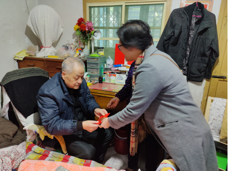 市司法局慰问离退休困难党员
