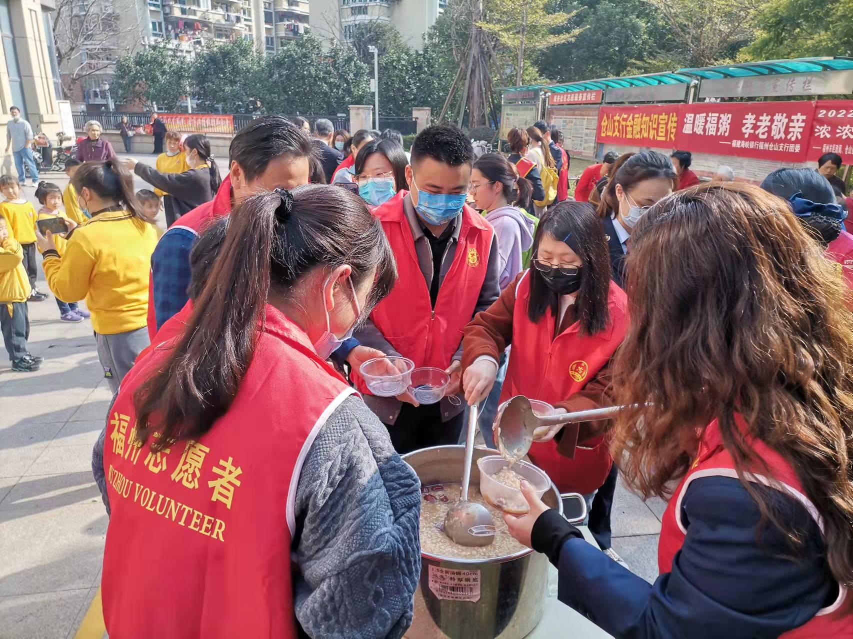 机关第八支部党员志愿者现场发粥