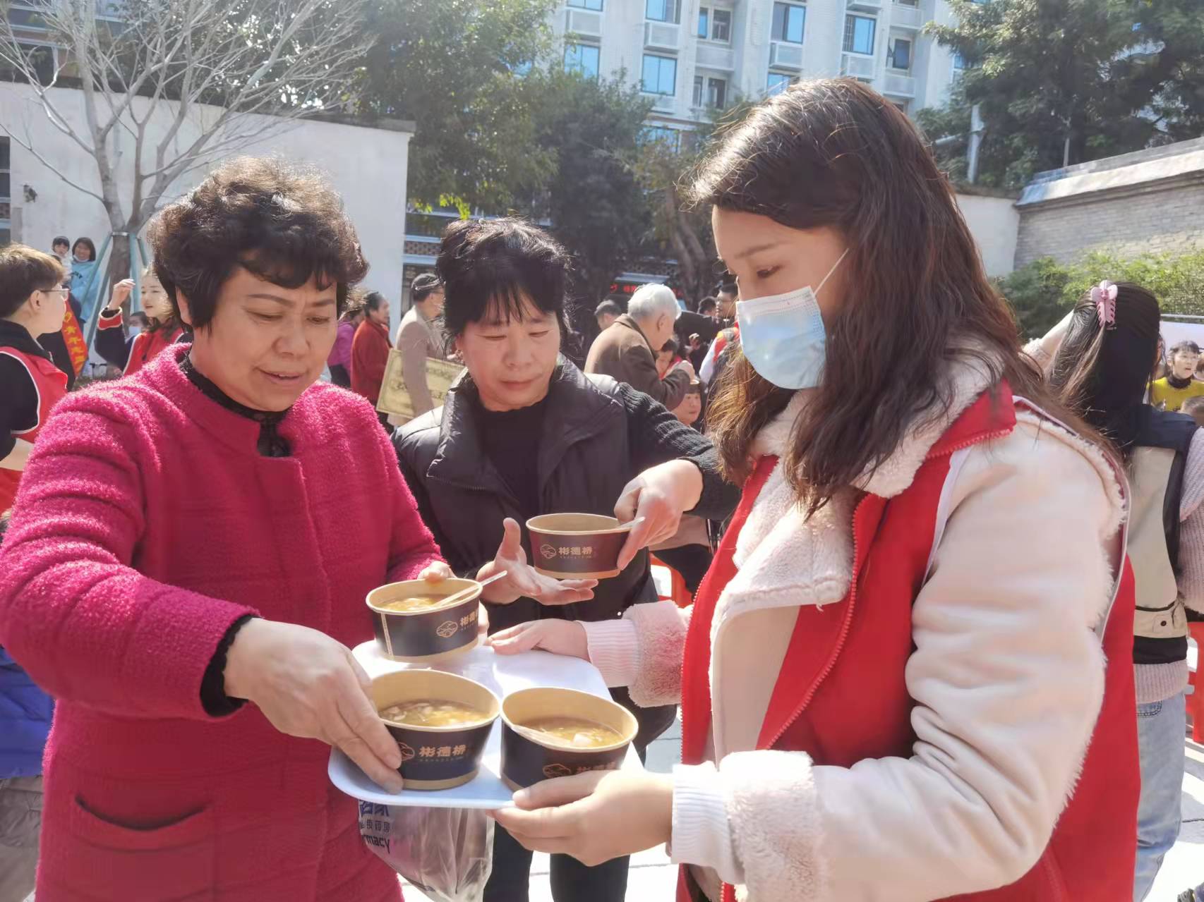 福州日报社党员志愿者为苍霞街道居民分发拗九粥1