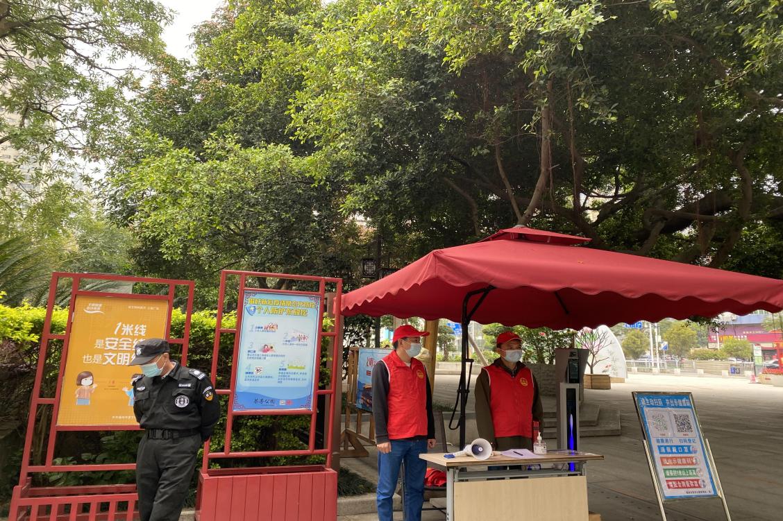 园林志愿者在园区出入口开展疫情防控工作
