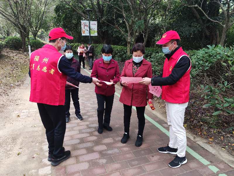 园林党员志愿者在园区开展宣传引导工作