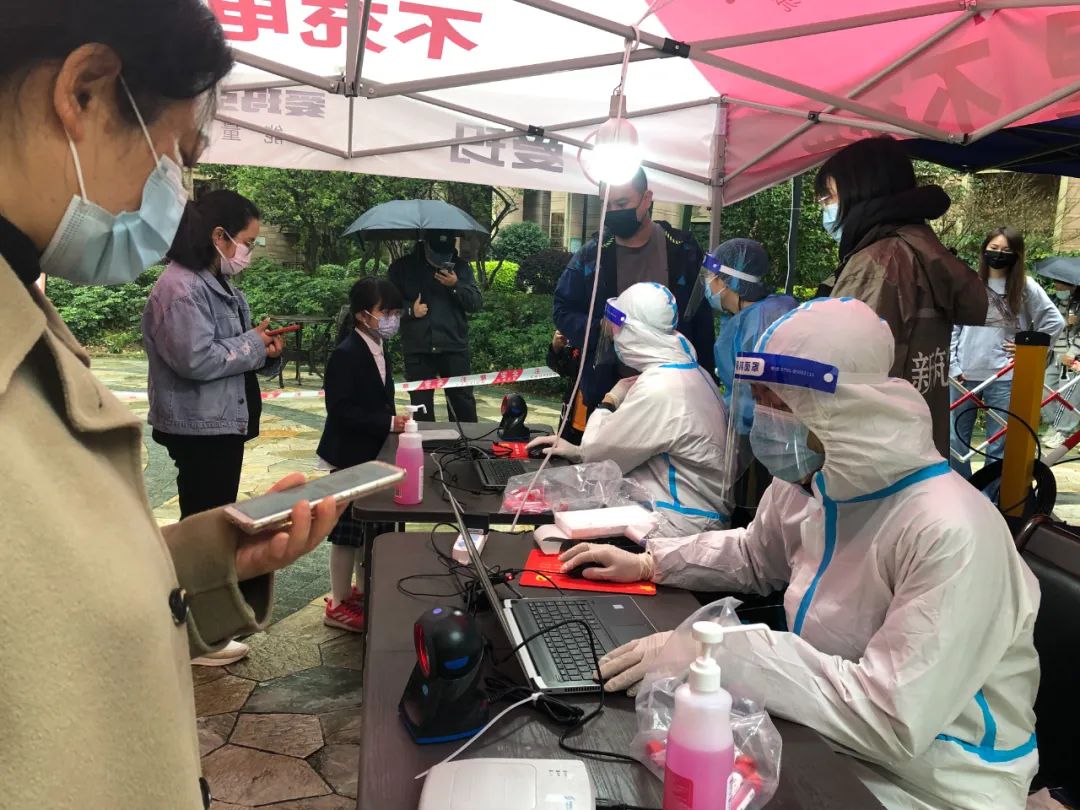 园林党员志愿者在天鹅湾和欢乐颂两个集中核酸检测点开展服务