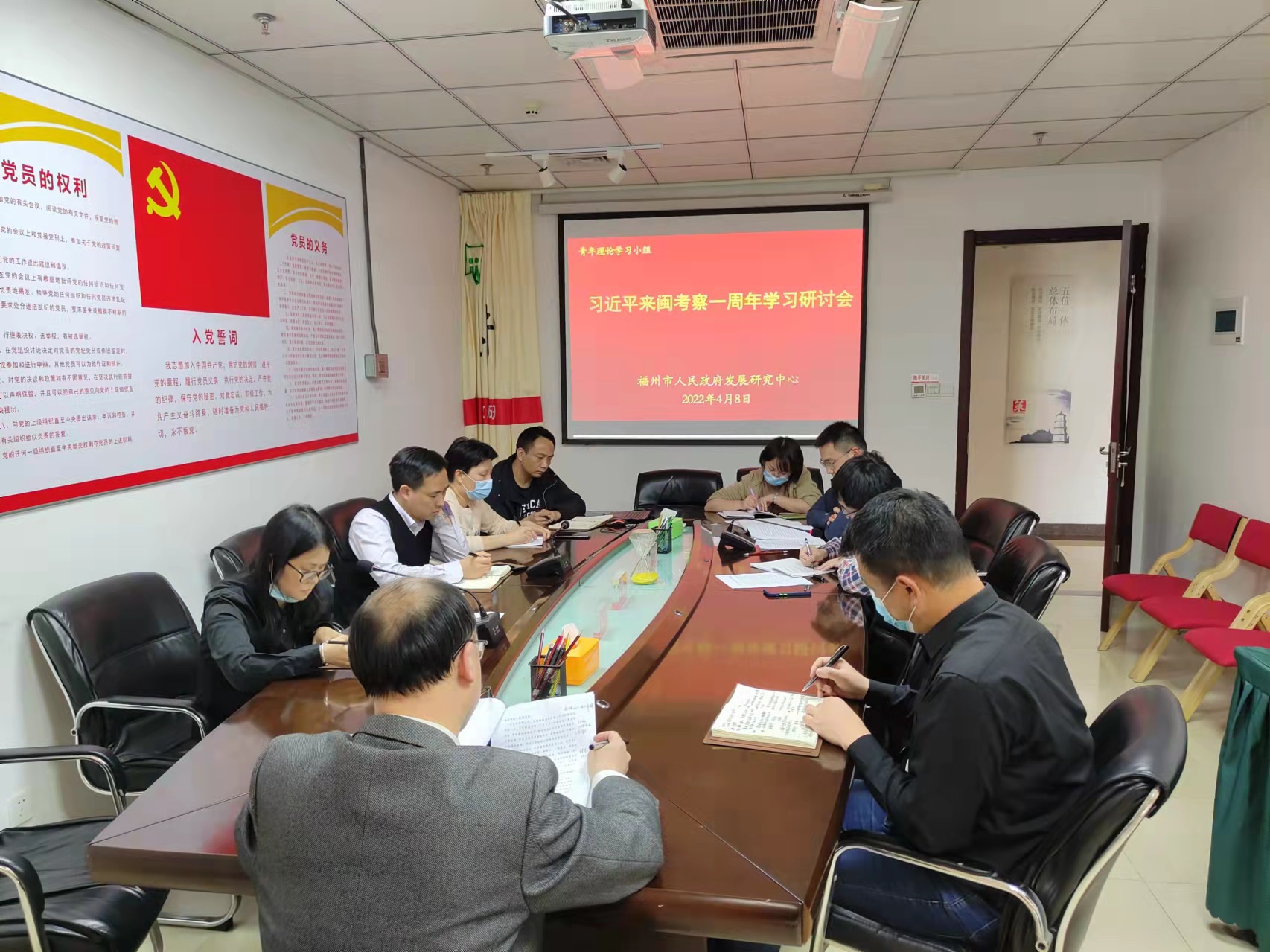 中心青年理论学习小组开展学习研讨活动