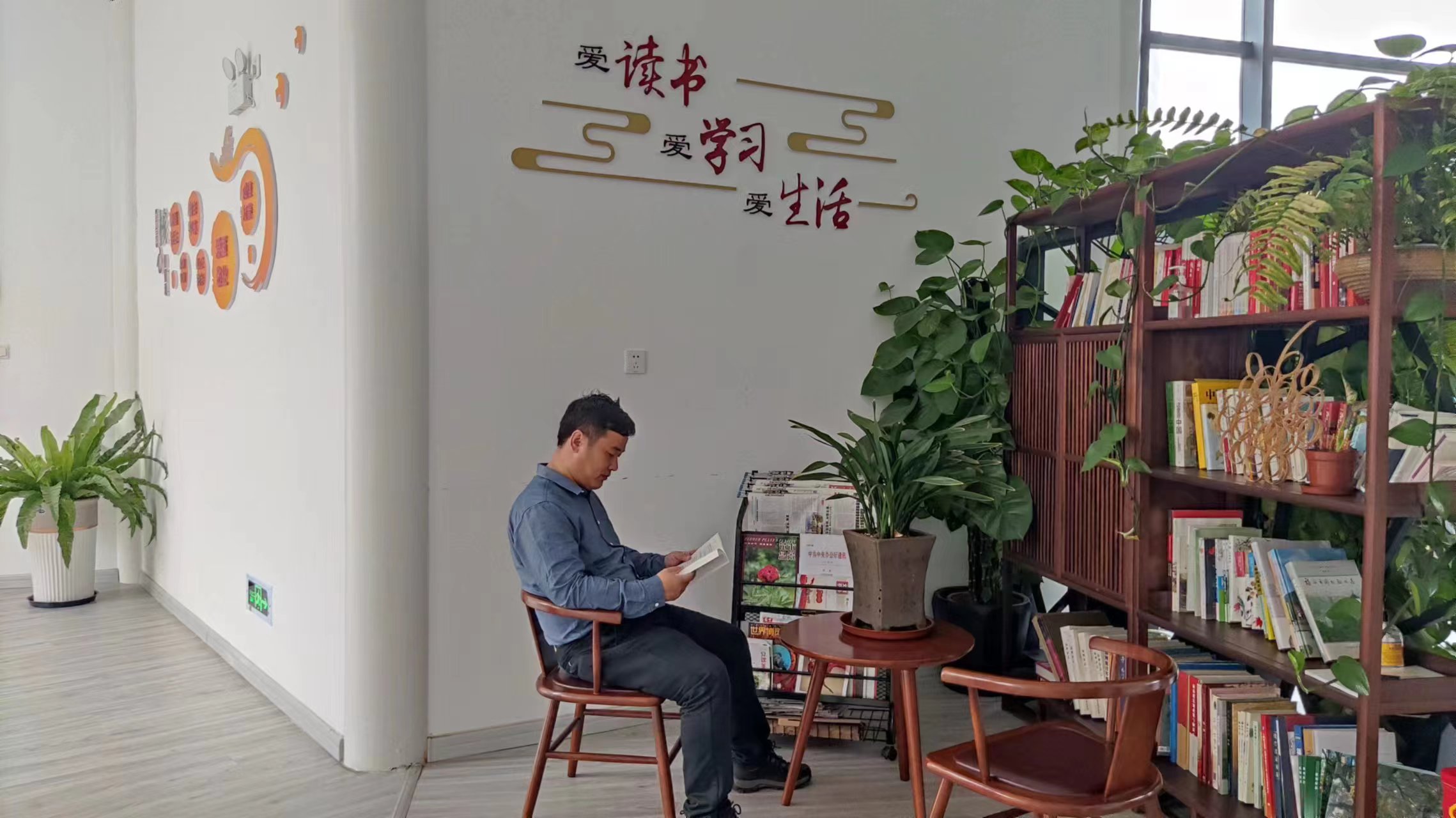 职工在单位阅读角阅读书籍