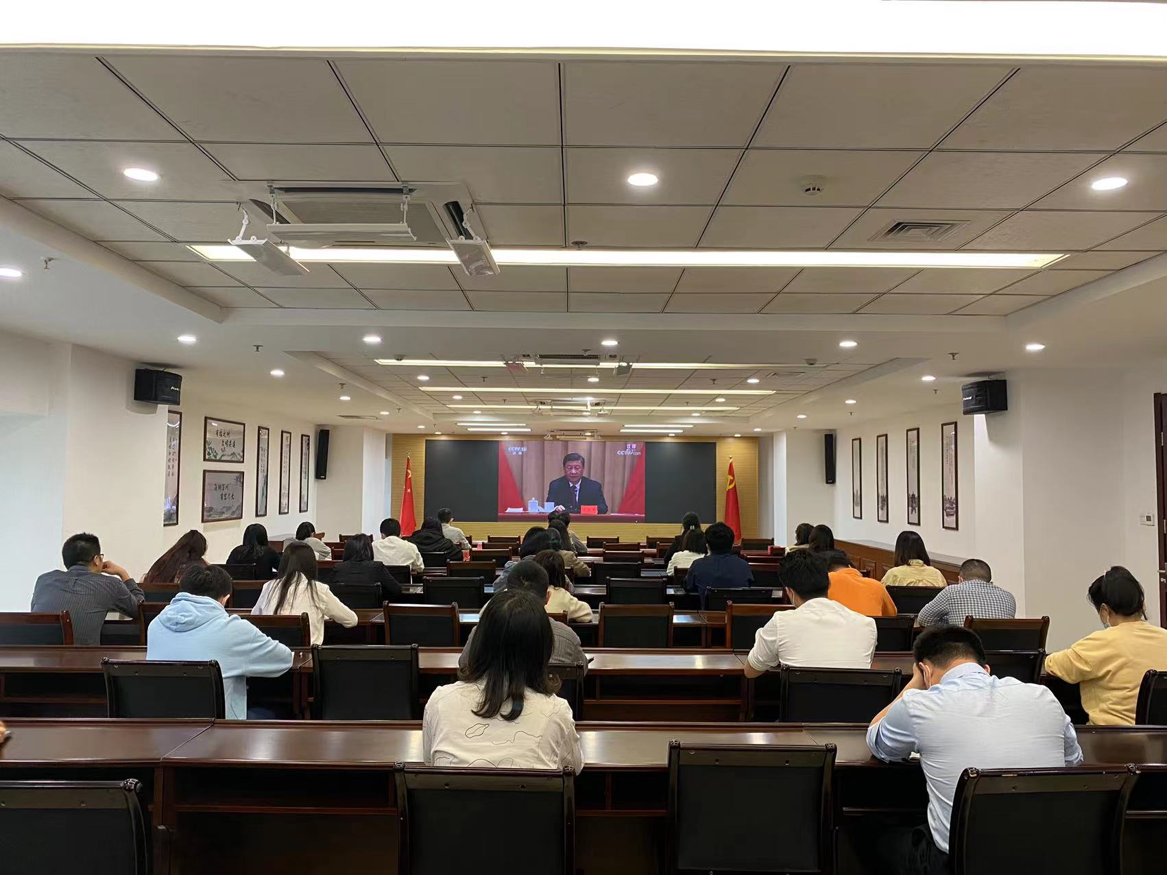 01市发改委青年干部集中收看庆祝建团100周年大会