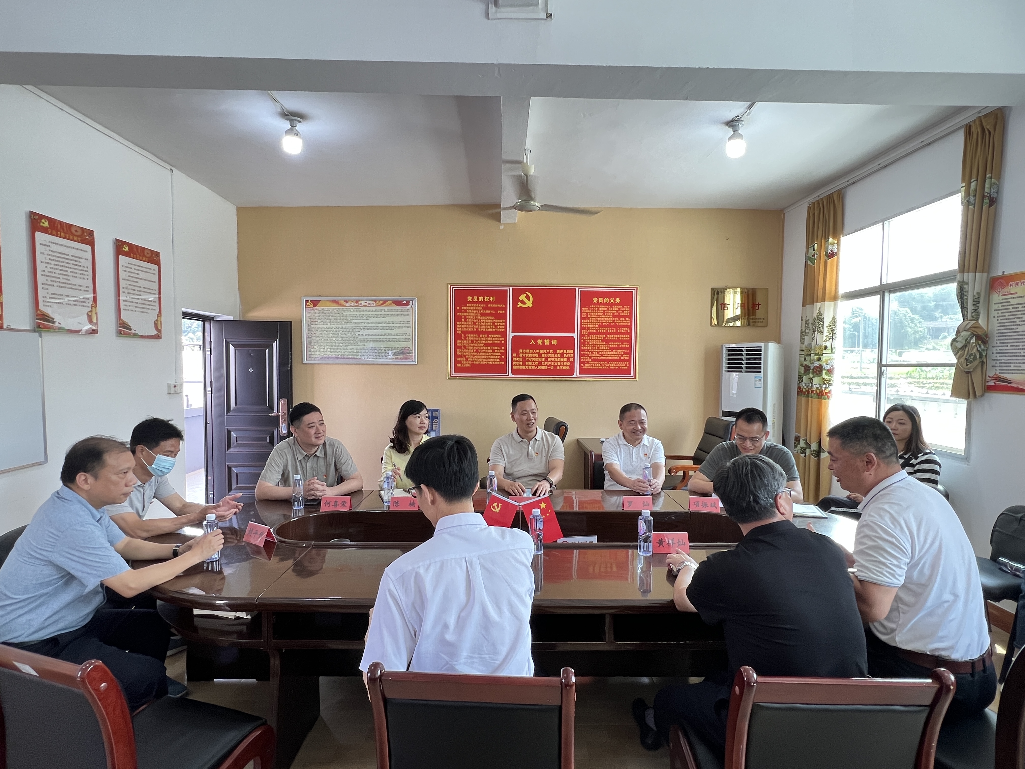 市纪委常委、市监委委员李雄带队看望慰问市纪委驻村干部
