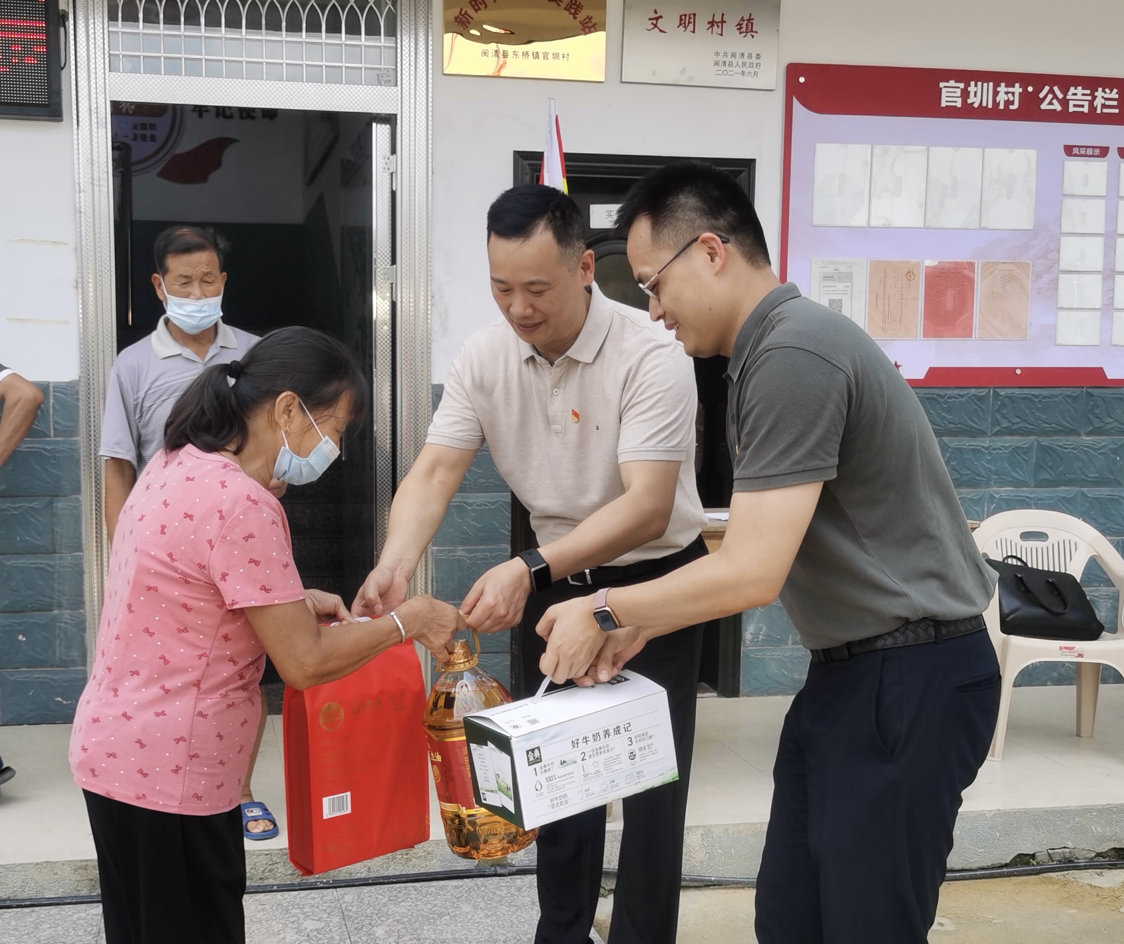 市纪委向困难党员和群众送去“微心愿”慰问品