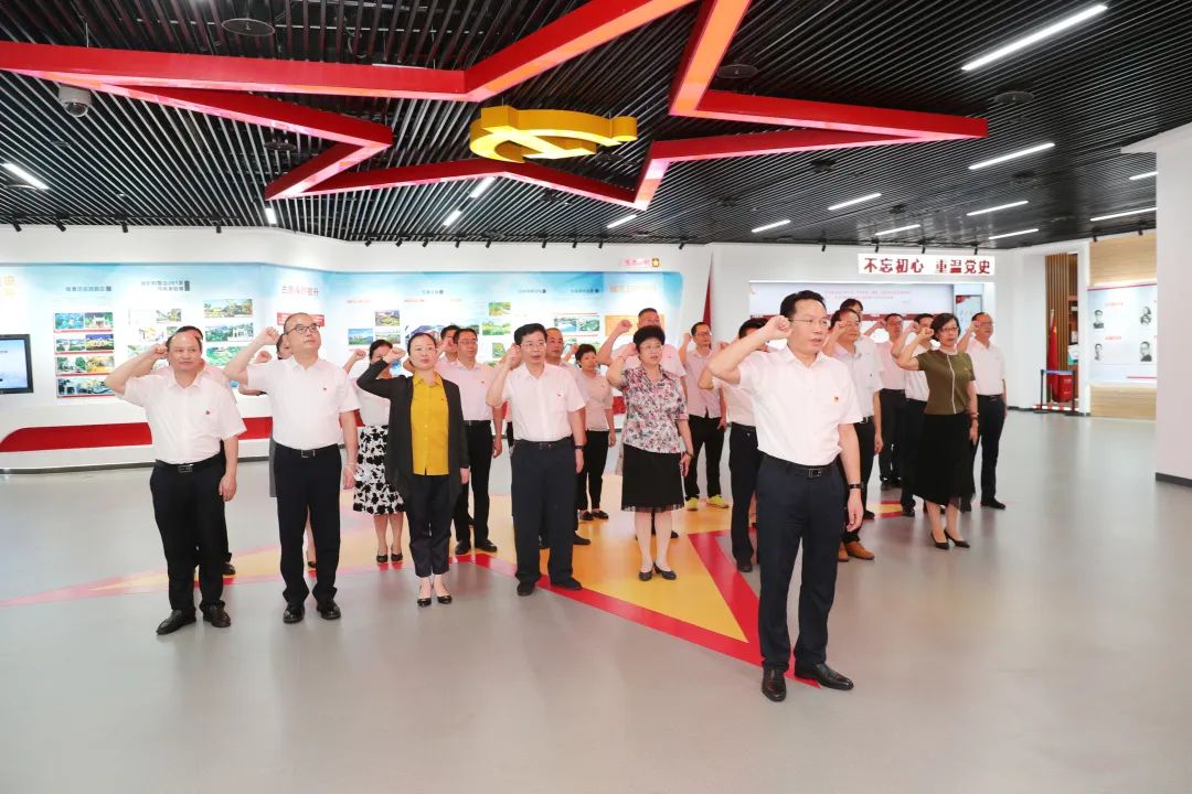 省总工会党组书记、副主席祝荣亮带领省、市工会党员干部重温入党誓词