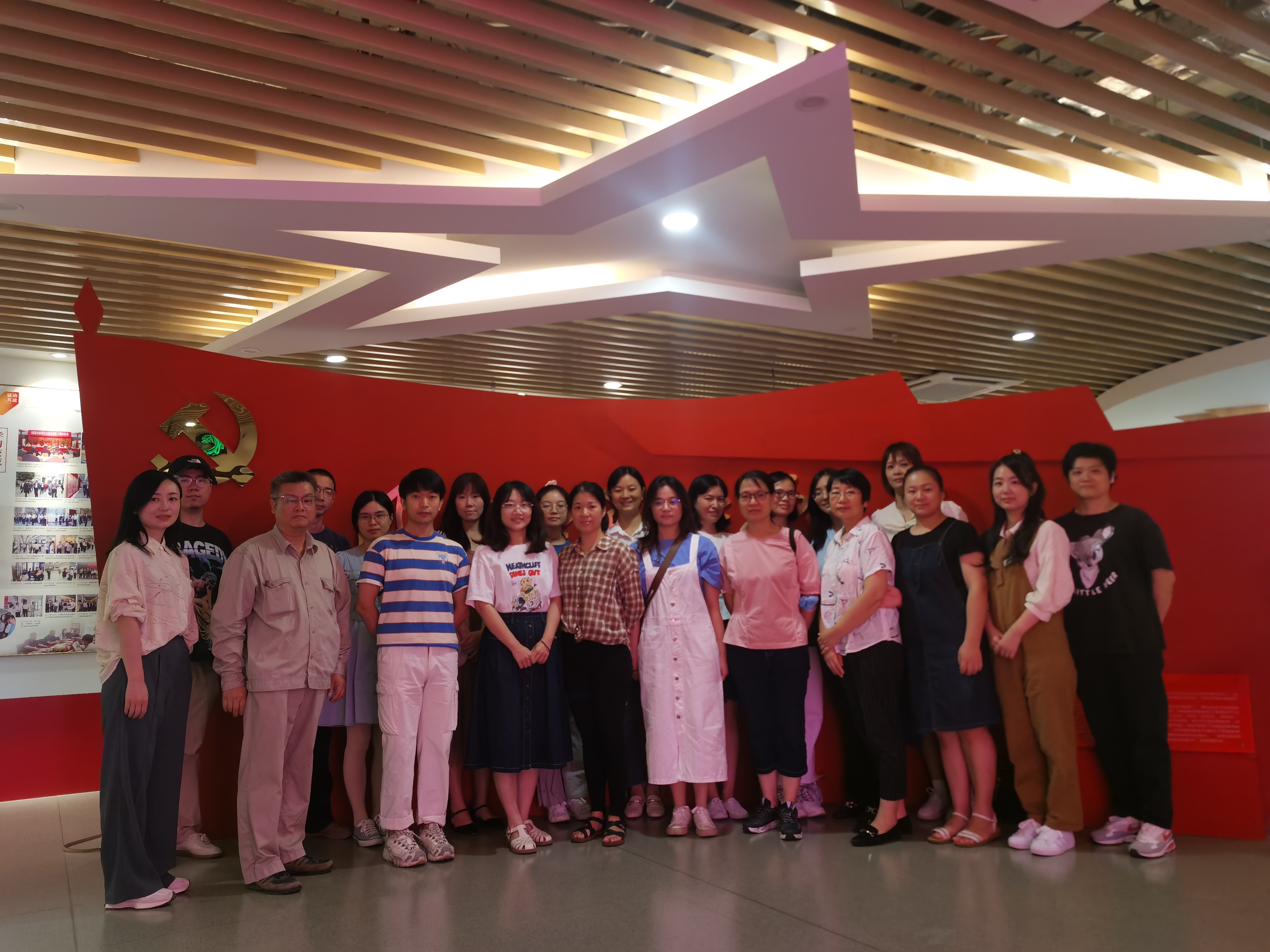 参观市直机关党员政治生活馆3