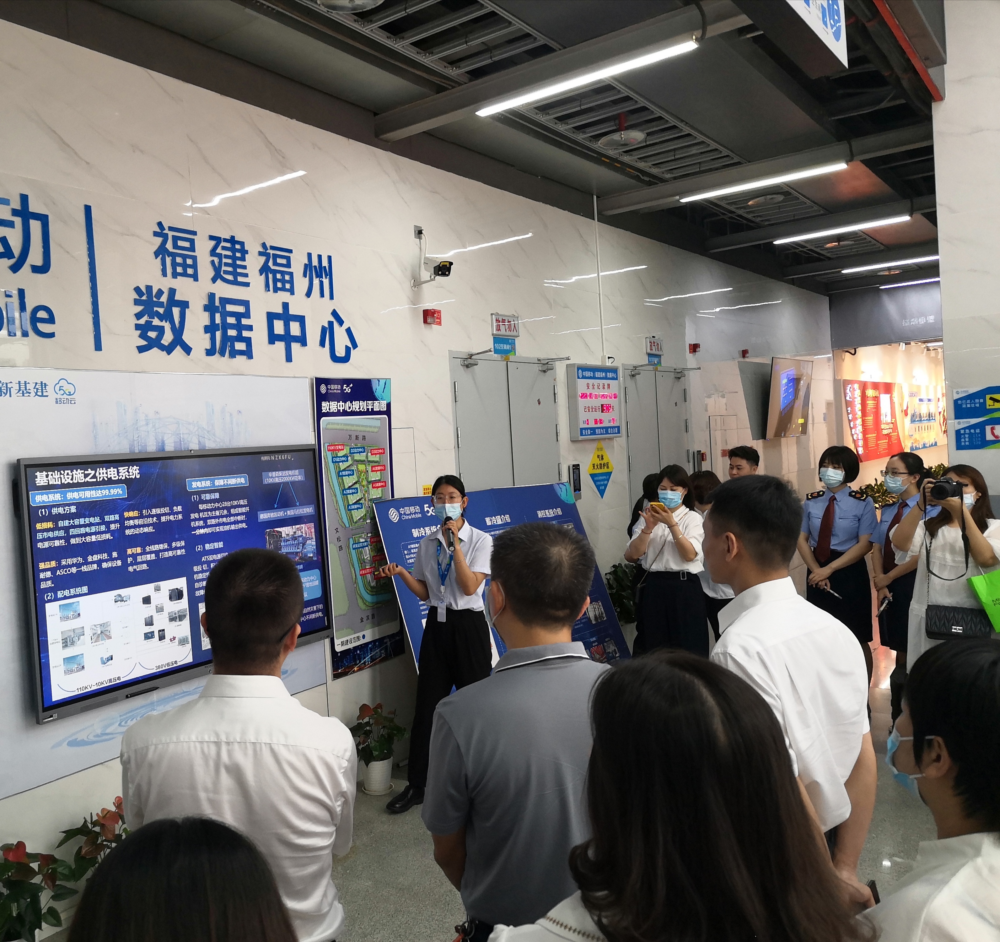参观数字基建领略科技魅力 (2) - 复件(1)