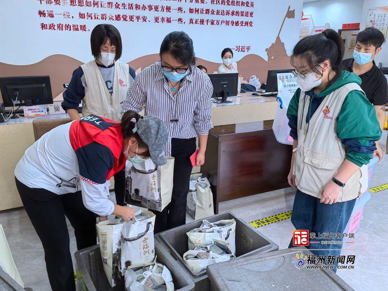 韩伊琳委员（左一）为一线工作者们送上“爱心餐”（市政协机关党委供图）