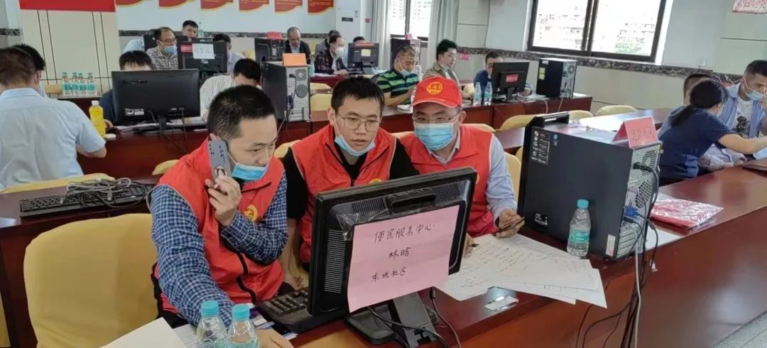 政协机关志愿者协助开展健康监测工作（市政协机关党委供图）