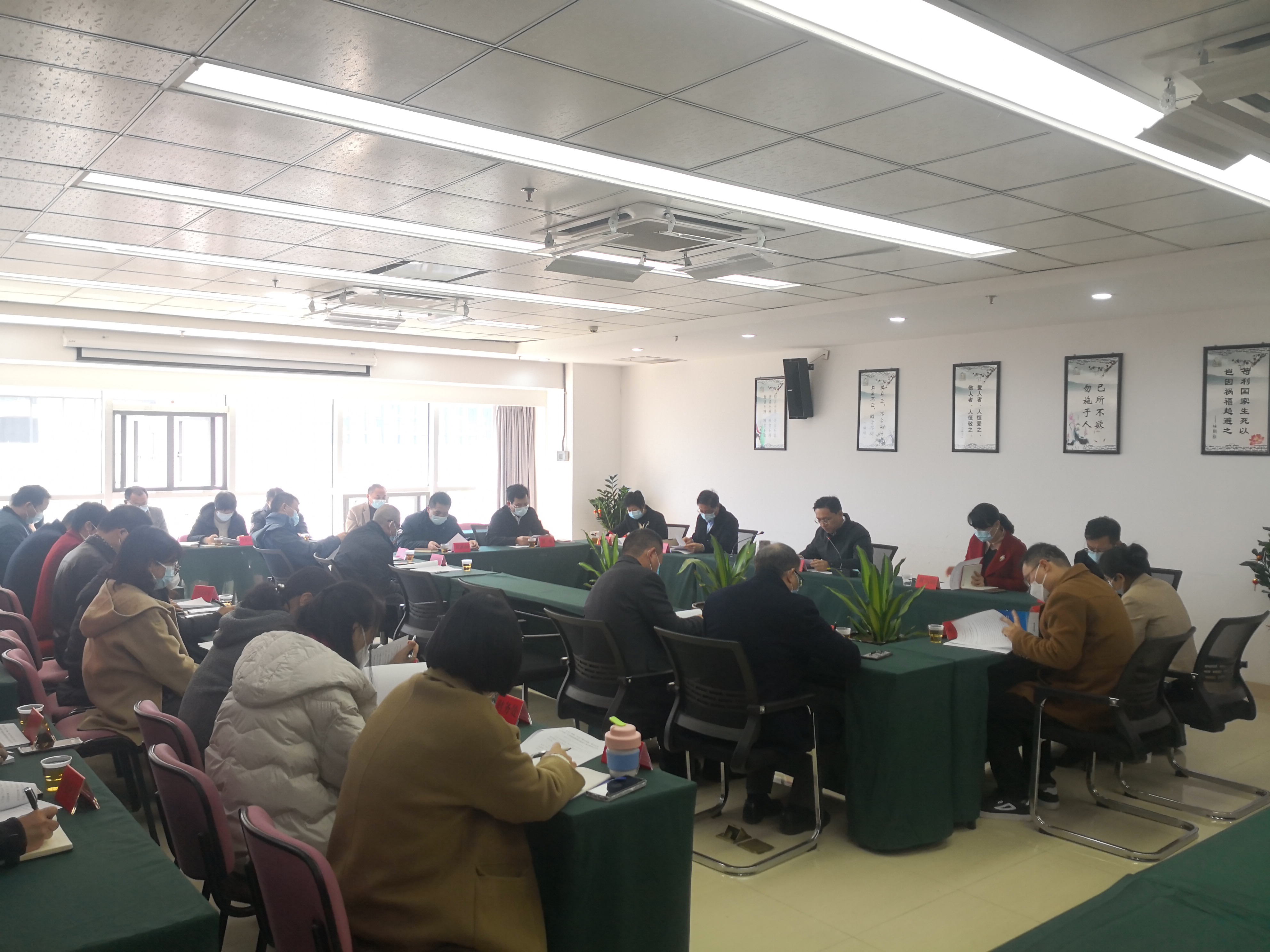 1月30日，市商务局传达学习全省“深学争优、敢为争先、实干争效”行动动员部署会精神