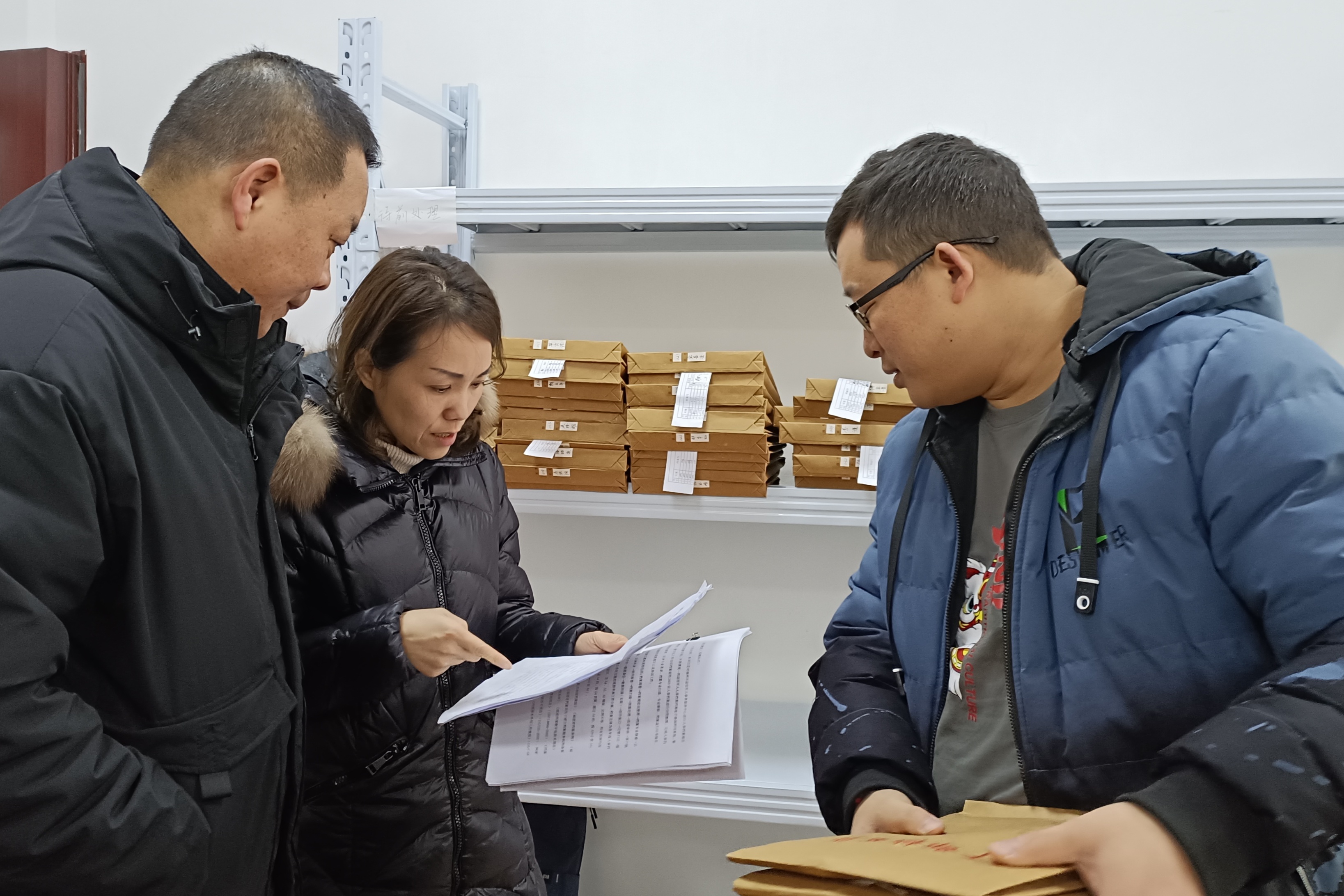 吴昀（左2）指导自主择业军转干部档案电子化建设