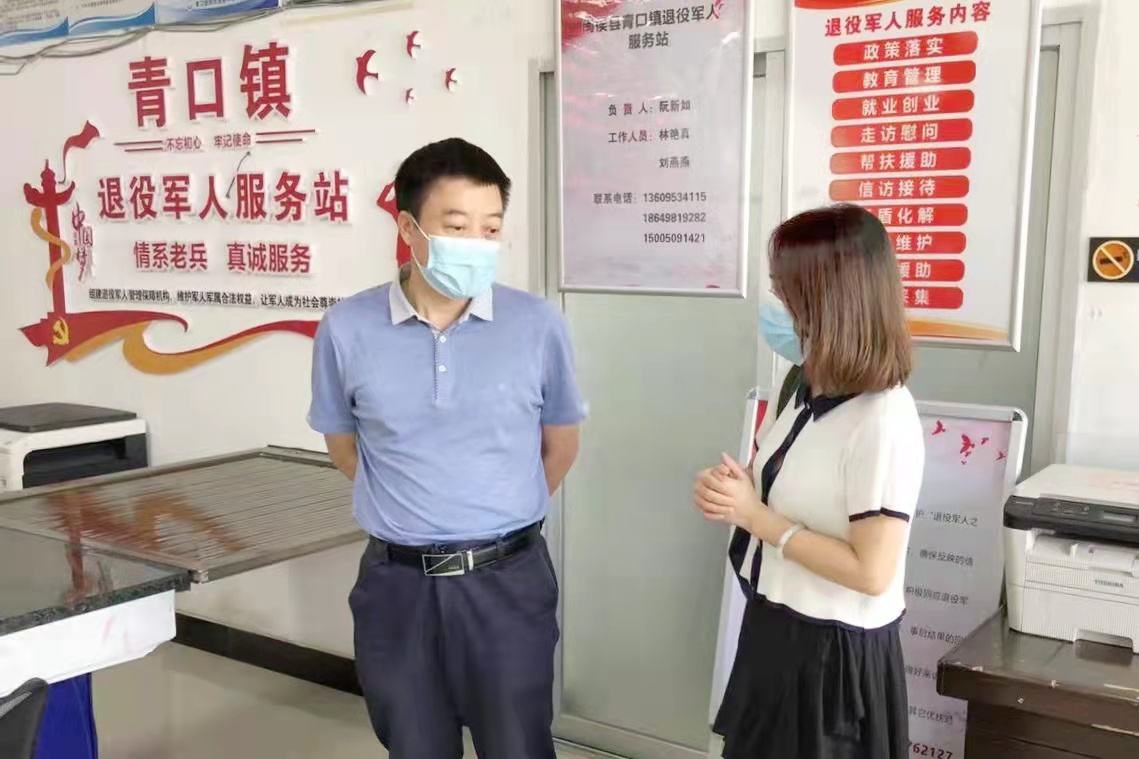 吴昀（右1）在督导退役军人服务保障体系建设
