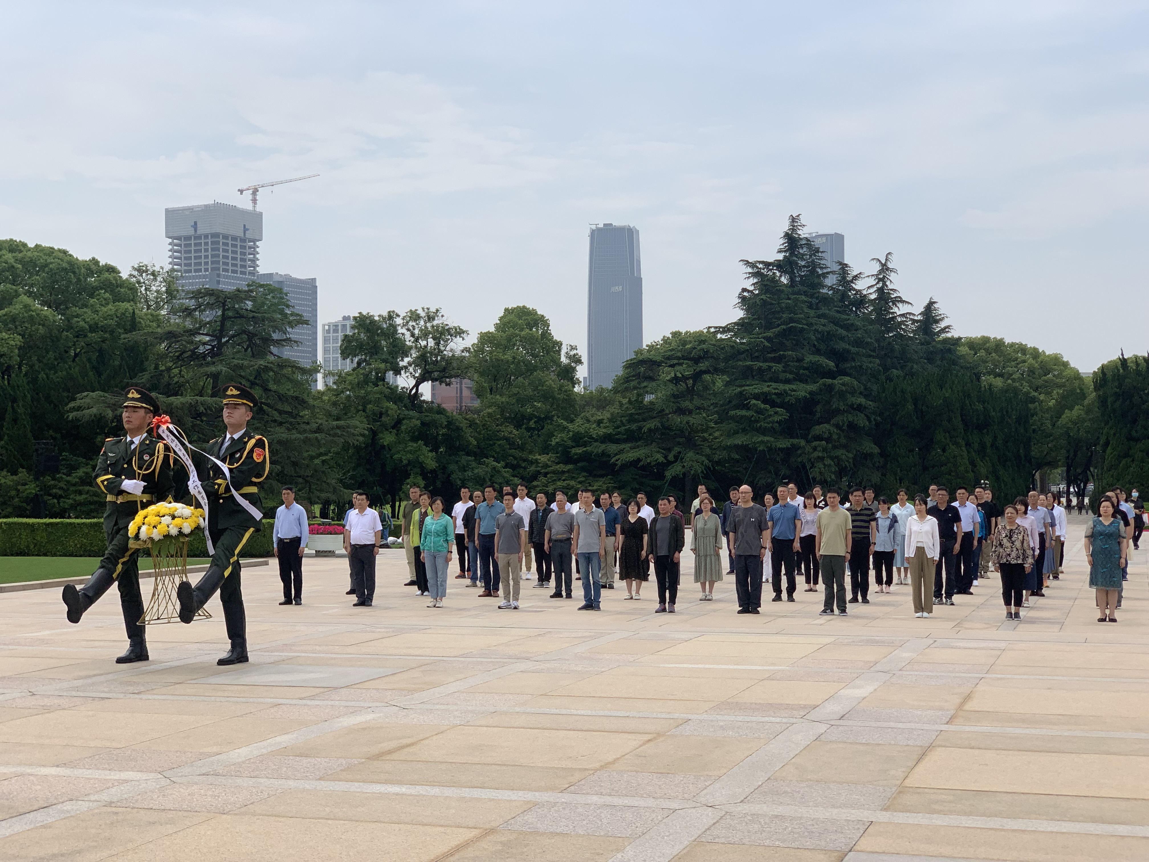 上海龙华烈士陵园祭奠英烈