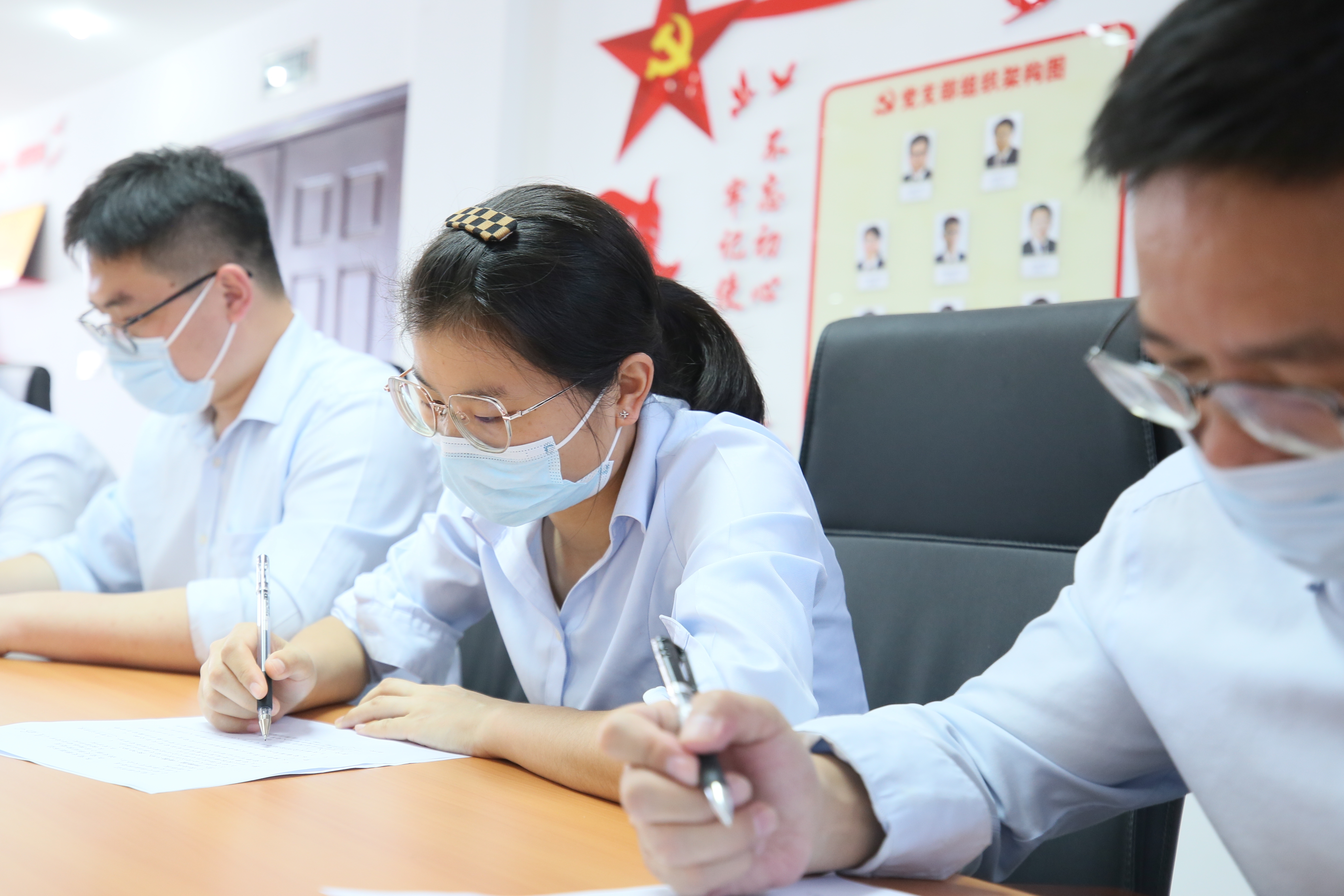 党务人员正在进行测试