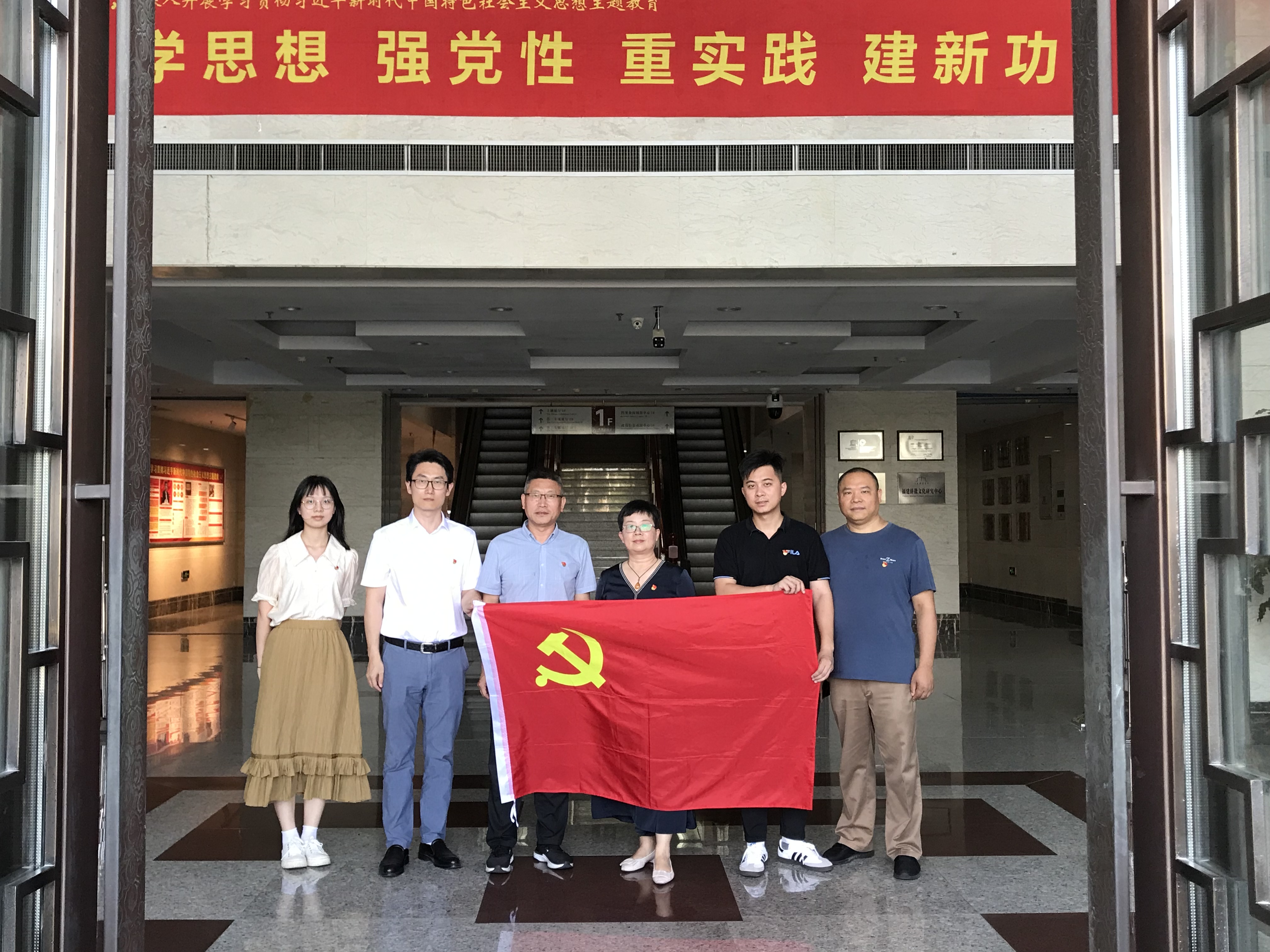 市邮管局组织参观“信仰的力量——中国共产党人的家国情怀”档案文献展（1）