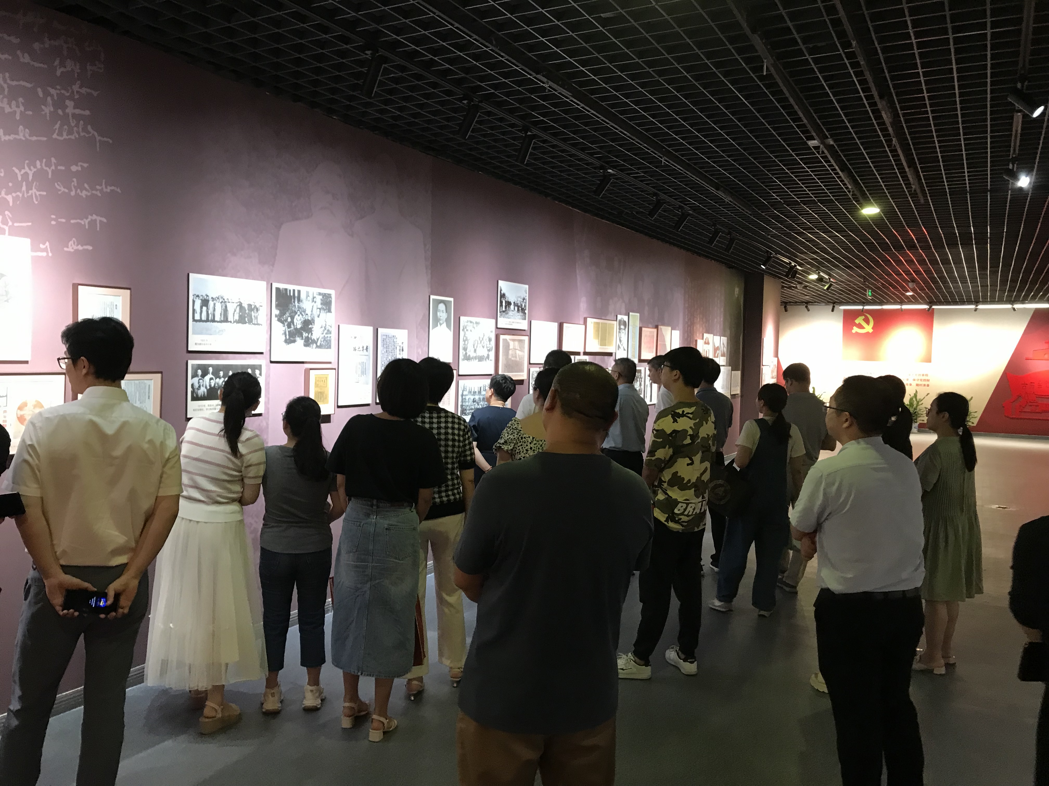 市邮管局组织参观“信仰的力量——中国共产党人的家国情怀”档案文献展（3）