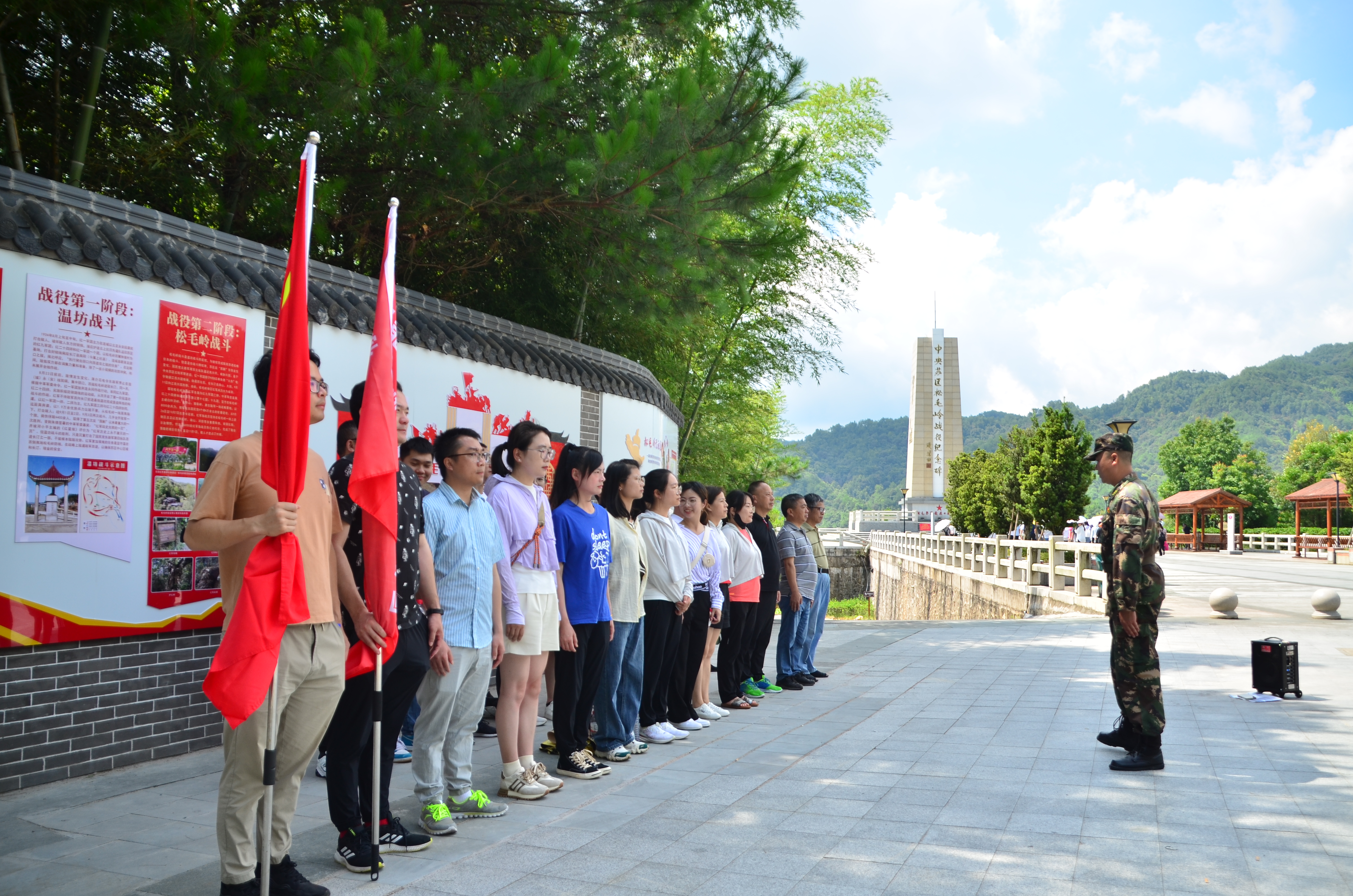 党员参观连城松毛岭战地遗址