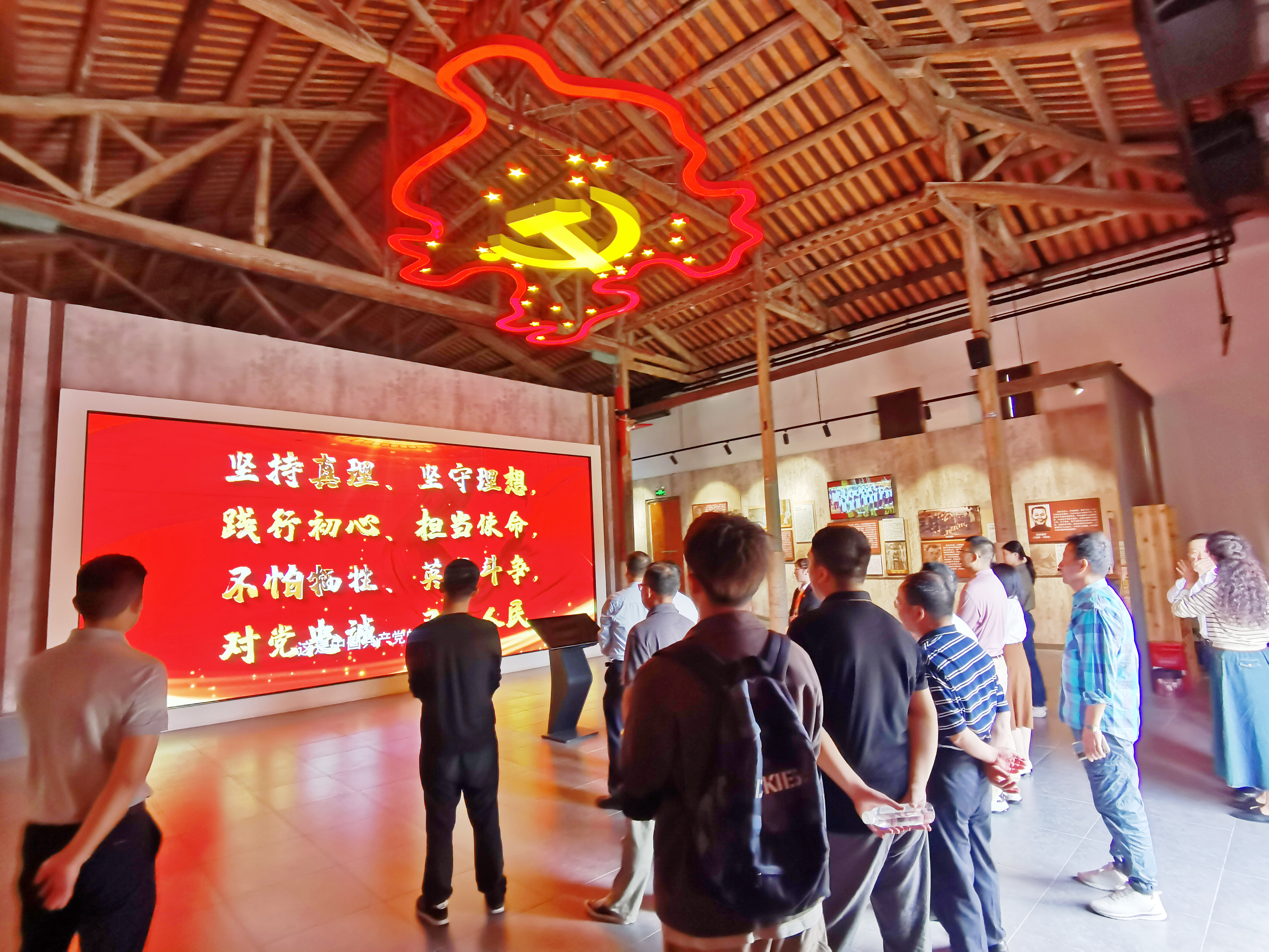 参观福清市漈头革命历史纪念馆的活动现场