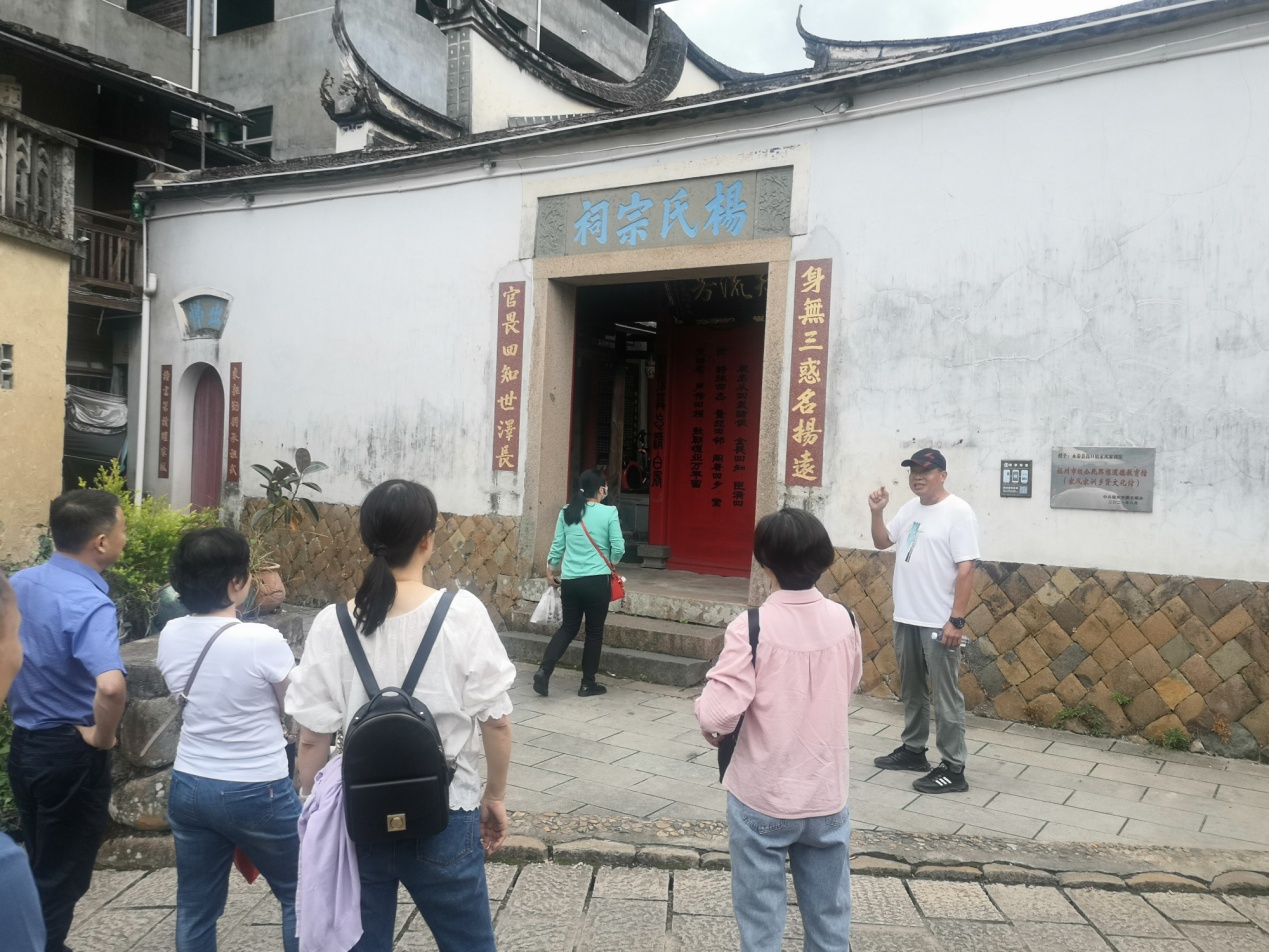 参观古镇孝廉文化基地现场