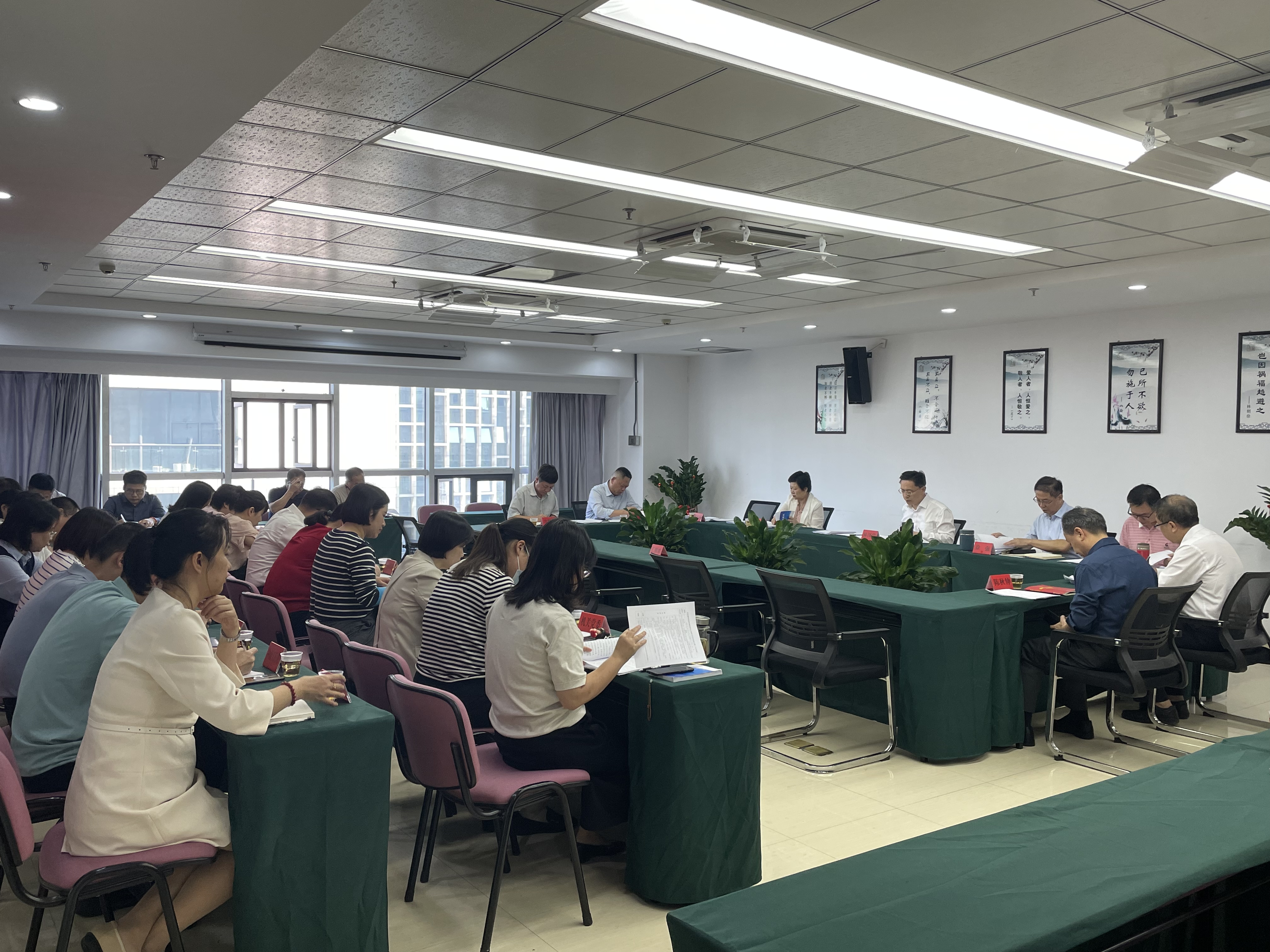 党组中心组围绕“树牢正确政绩观，带头做好‘四下基层‘，锤炼忠诚品格“开展专题研讨