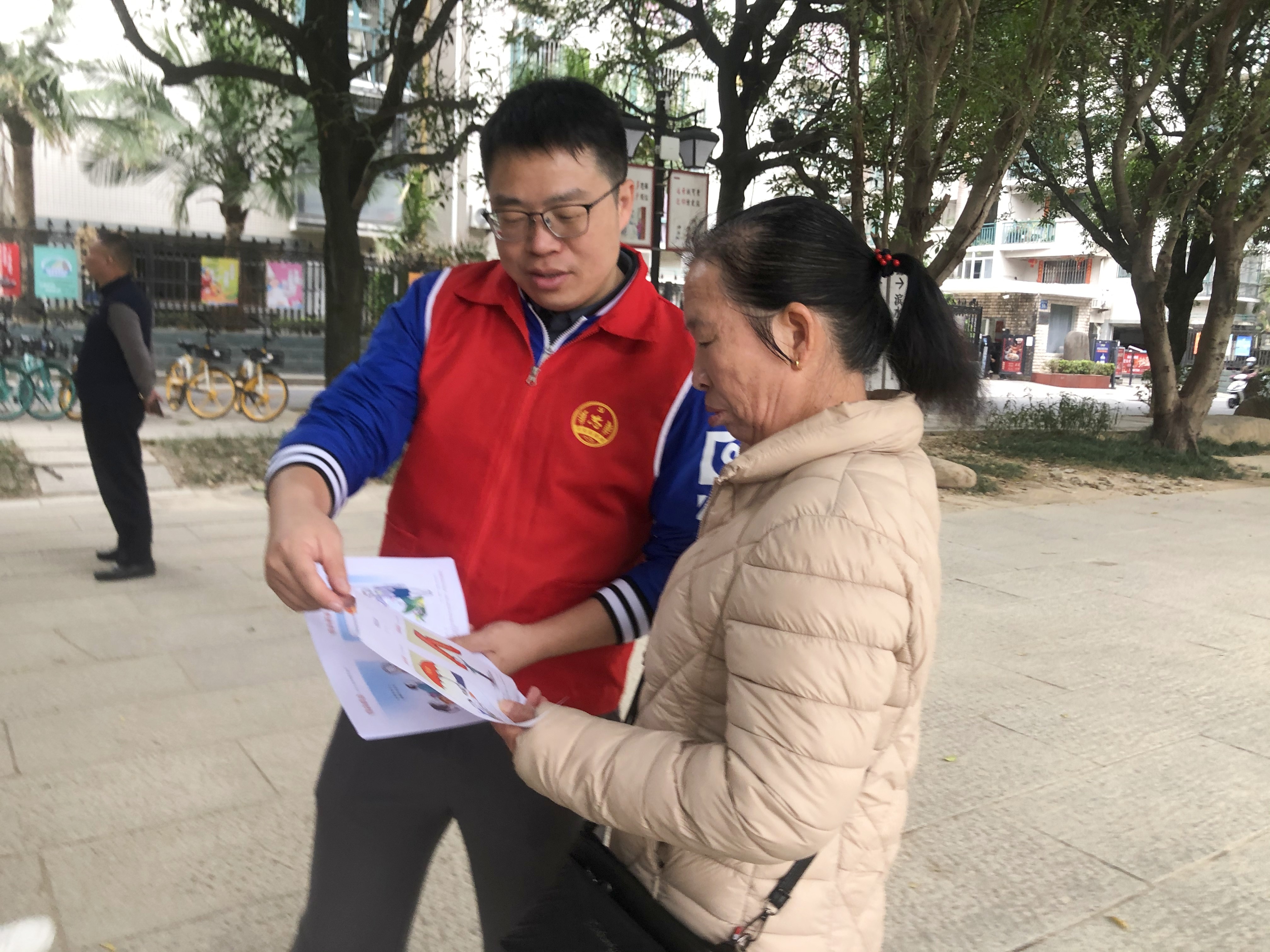 市市场监管监测服务中心携手共建社区开展主题教育党课暨宪法宣传进万家活动-4