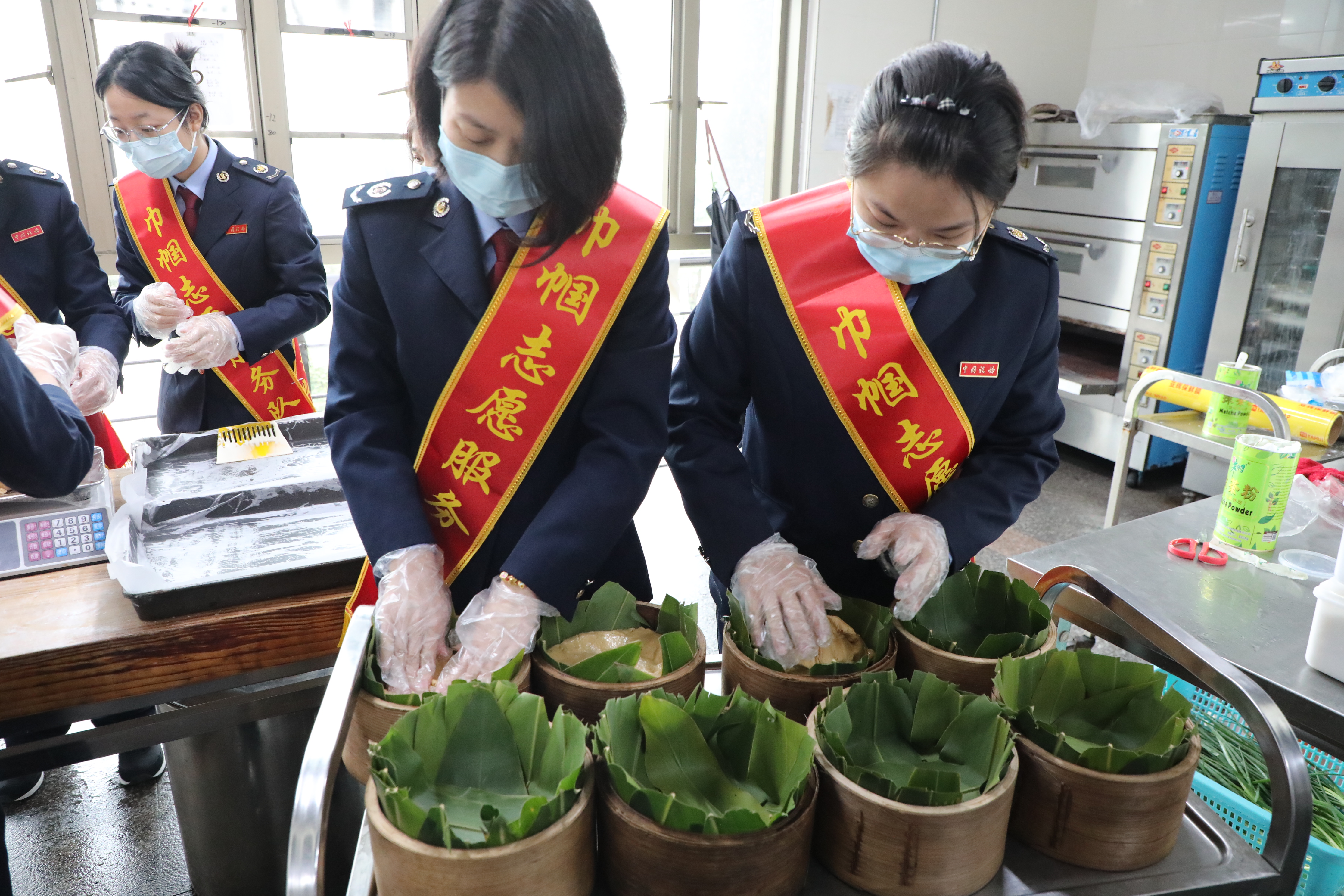 春节制作年糕，慰问社区困难群众