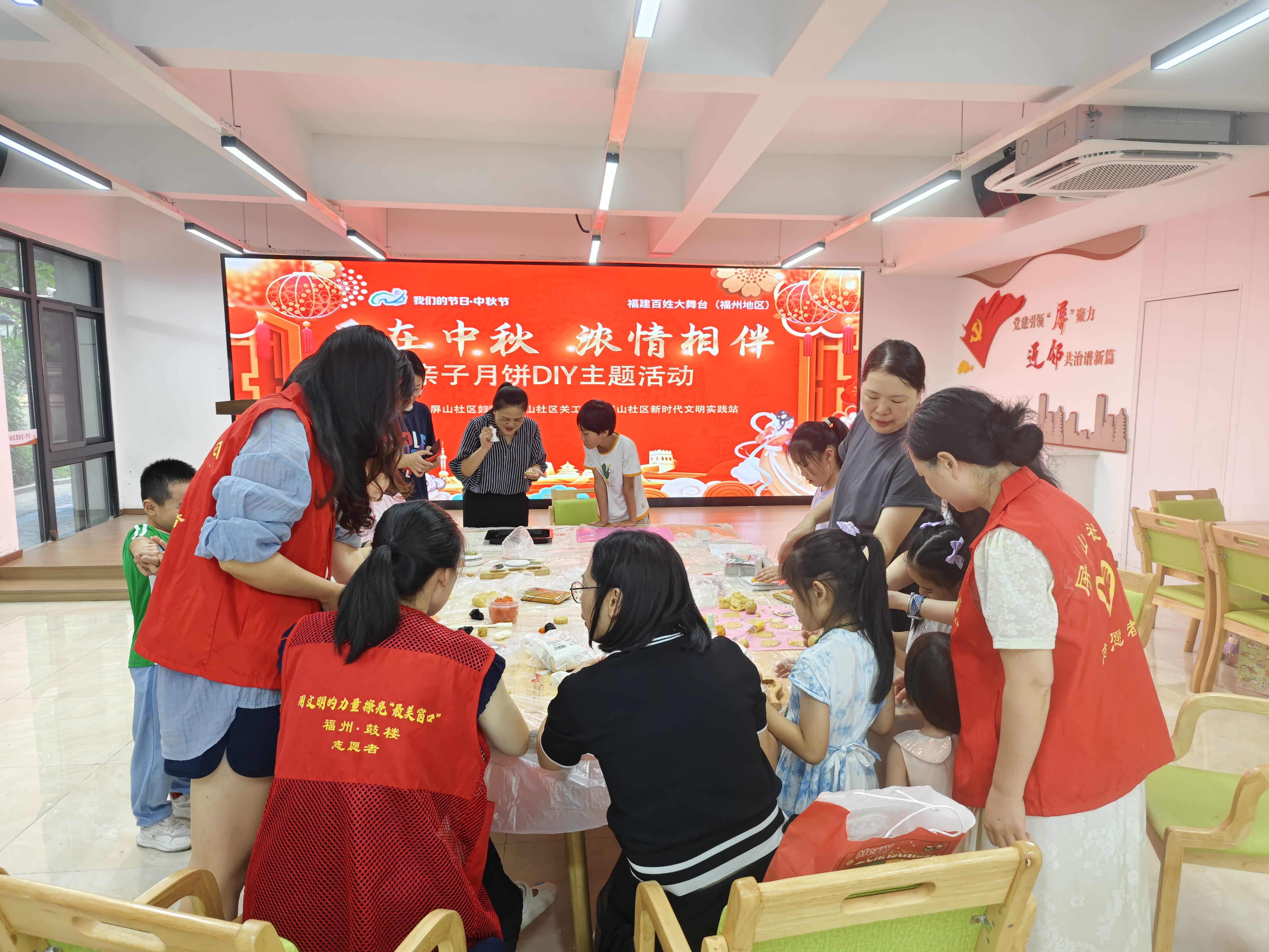 爱在中秋 浓情相伴—市市场监管局审查中心入社区开展“我们的节日