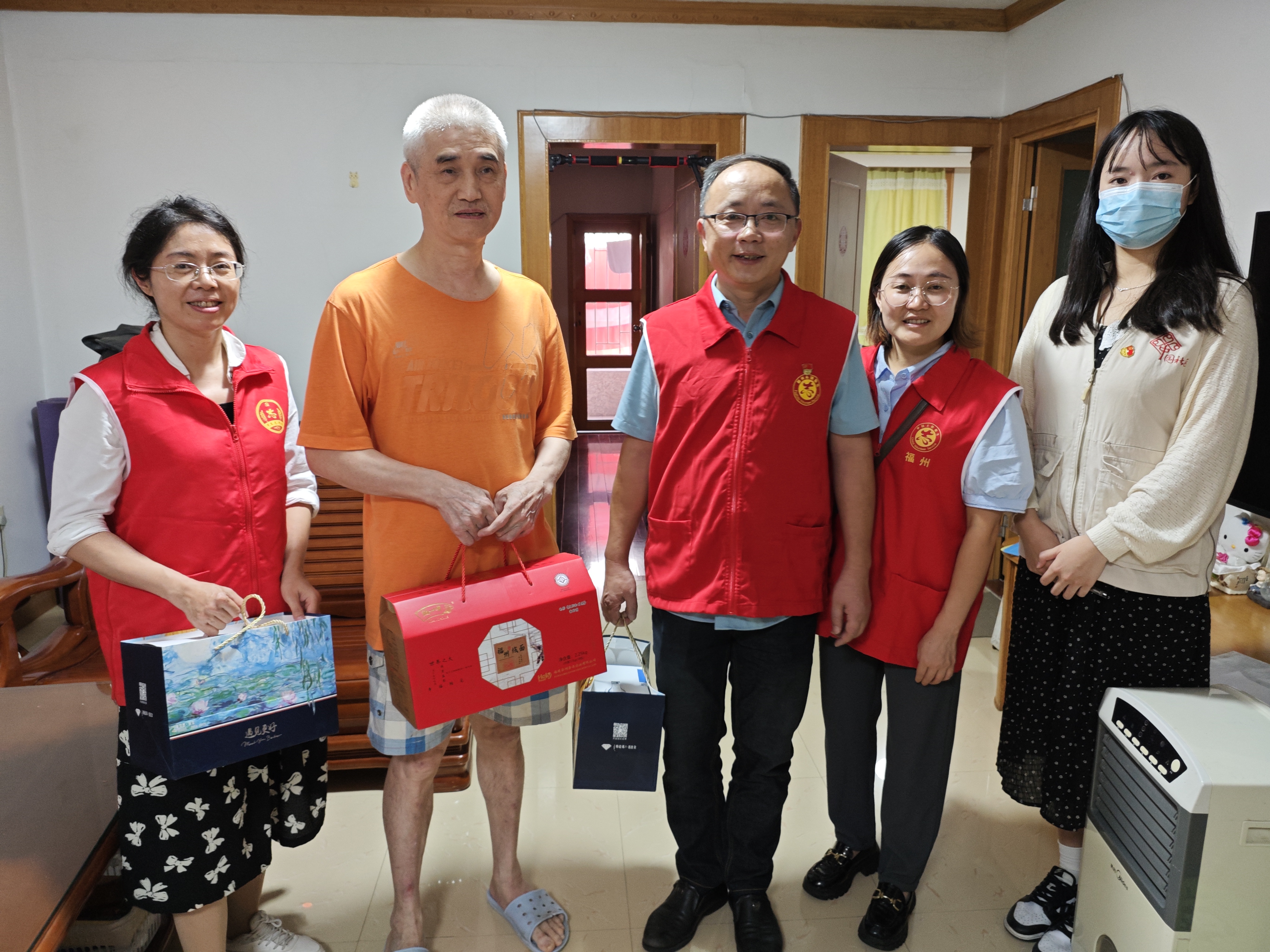 重阳节前，孟超肝胆医院党员志愿者联合西凤社区探访社区困难群众