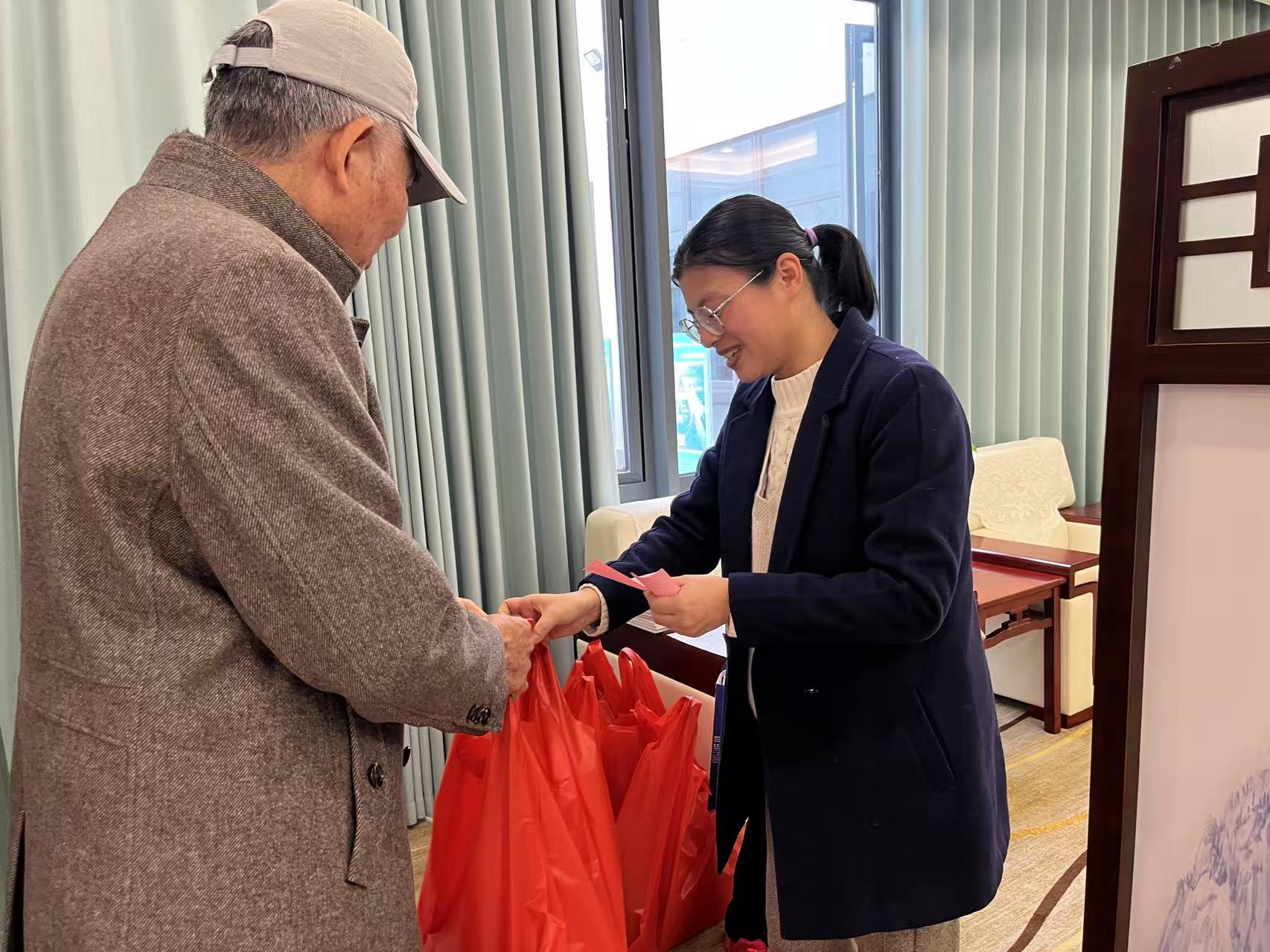 20240123组织慰问退休干部